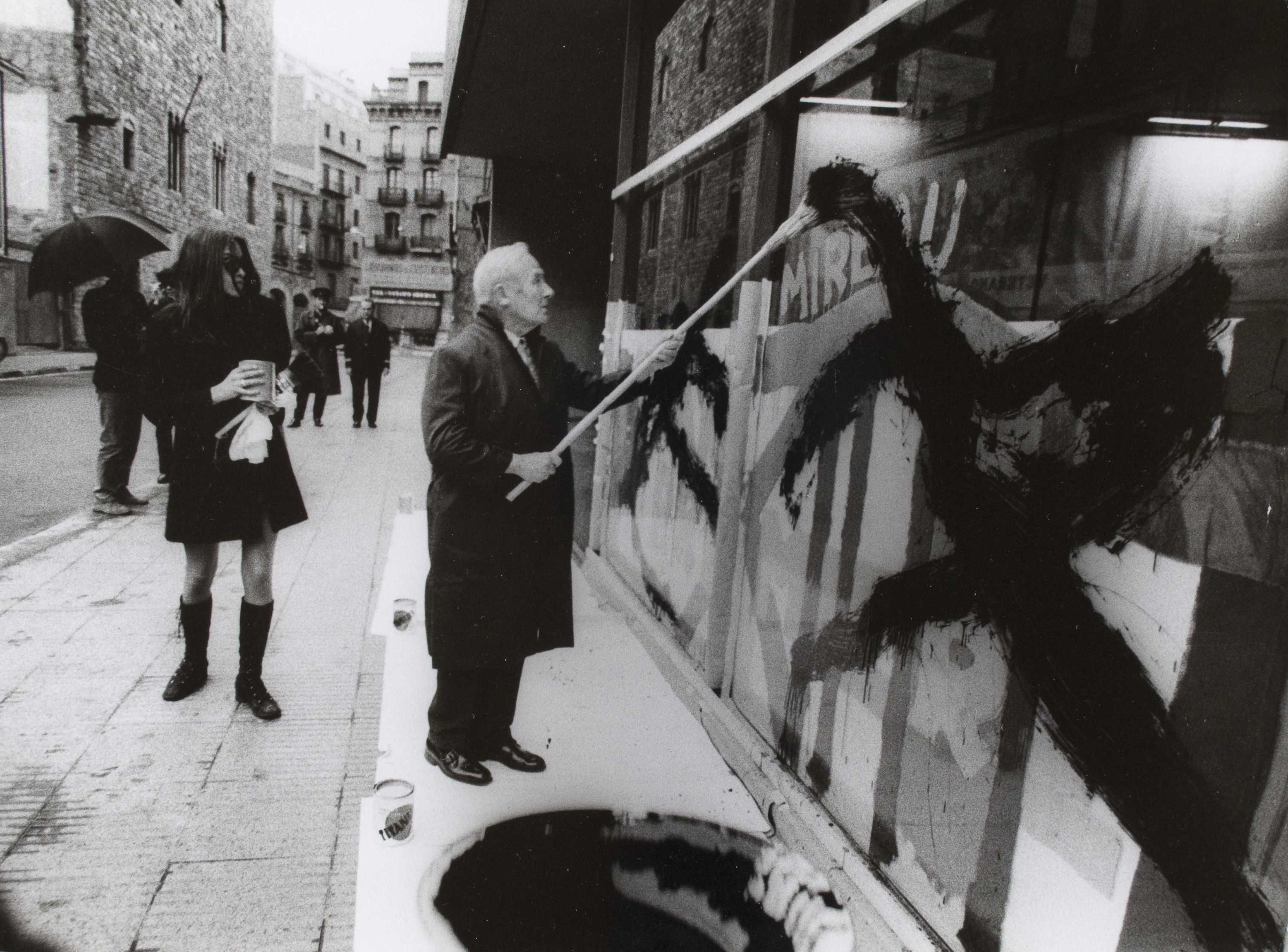 image for: Oriol Maspons - Joan Miró pintant els vidres del Col·legi d&#039;Arquitectes de Catalunya i Balears (Barcelona) - 1969