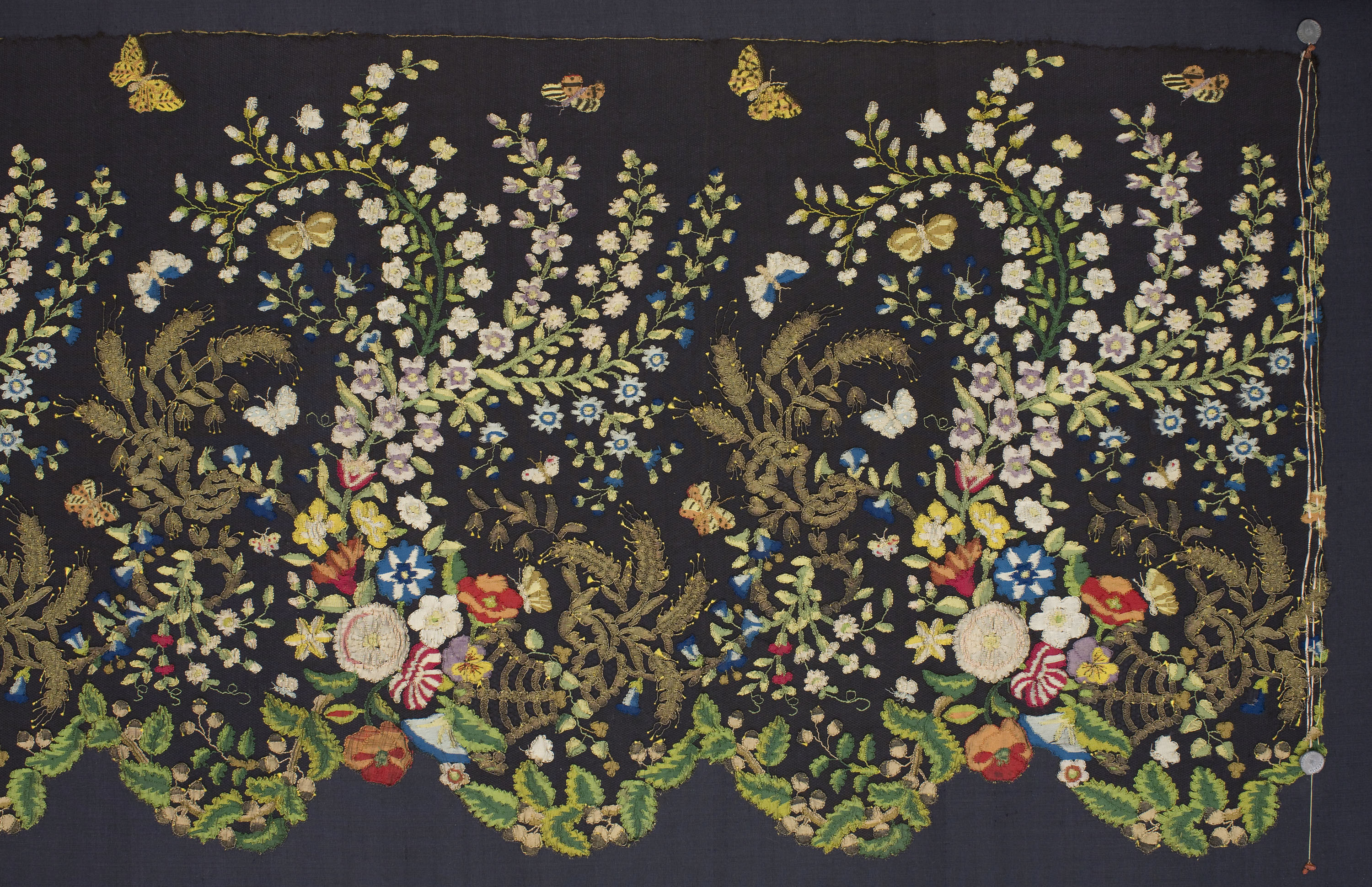 image for: Anònim - Volant de cobrellit de blonda policroma - Cap a 1830-1860 [1]