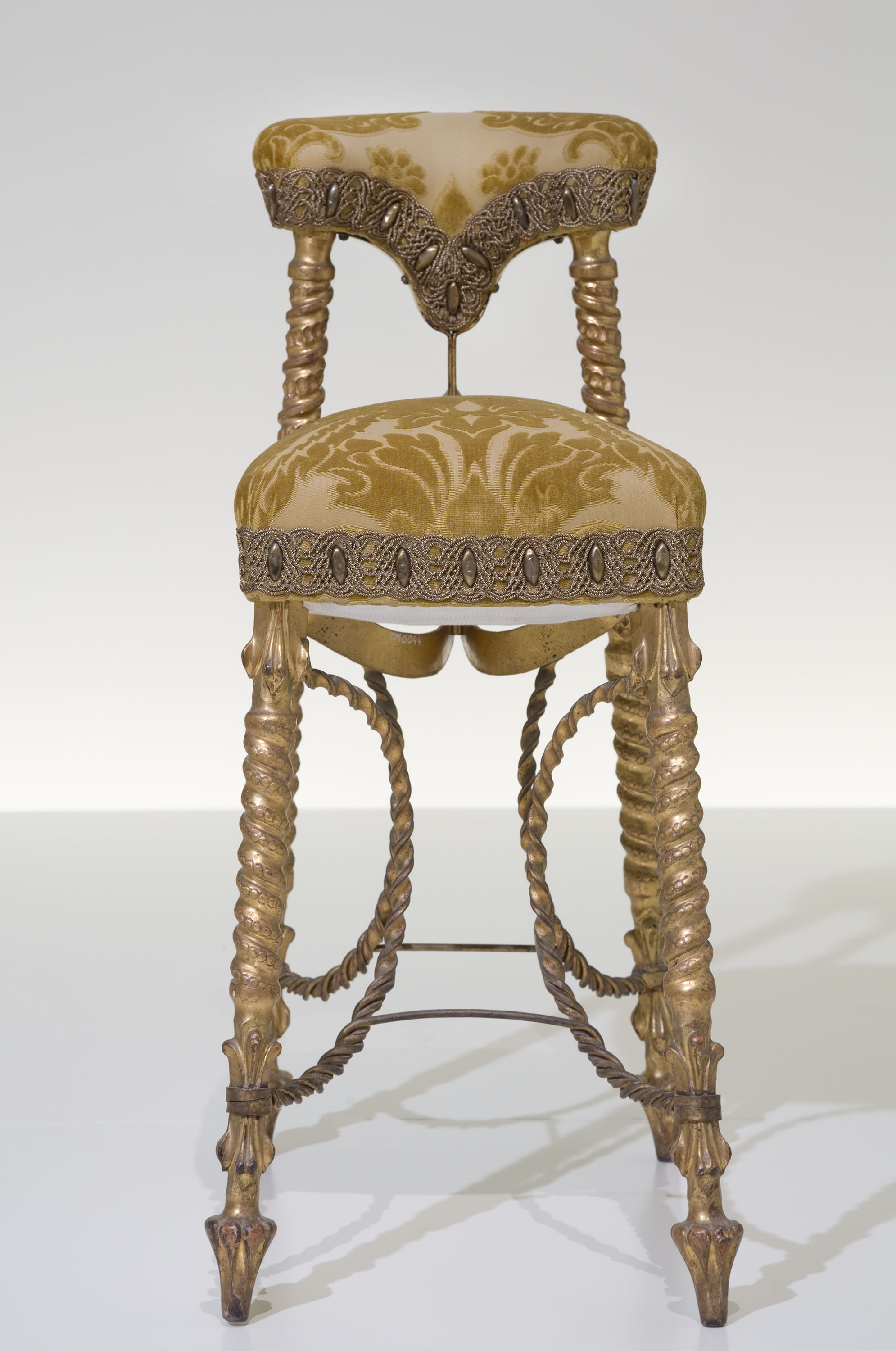 image for: Antoni Gaudí - Voyeuse del saló del pis principal de la Casa Calvet - Cap a 1900