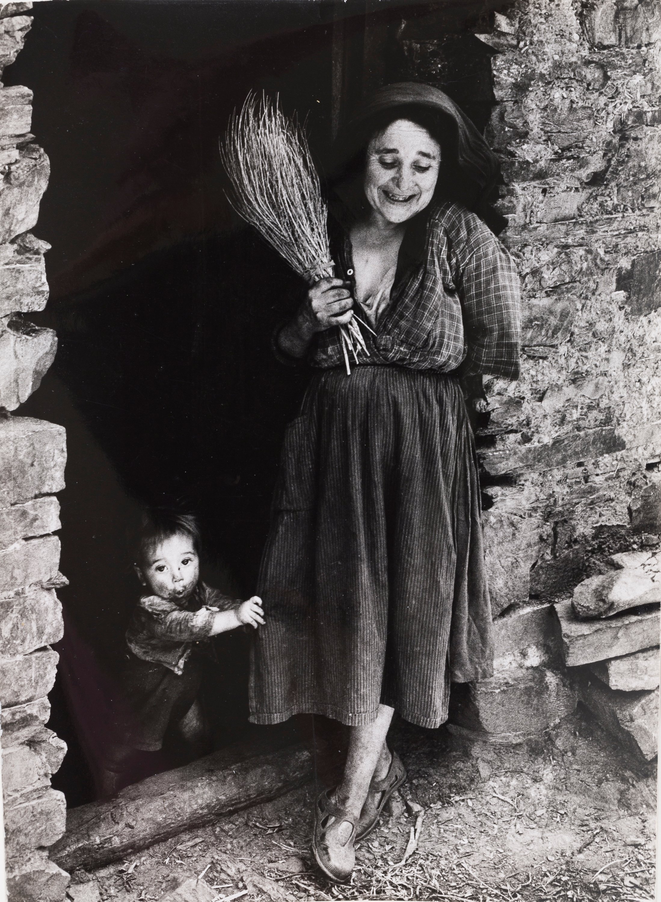 image for: Oriol Maspons - Femme de Las Hurdes. Fotografia per al llibre «Caminando por Las Hurdes», d&#039;Antonio Ferres i Armando López Salinas - 1960
