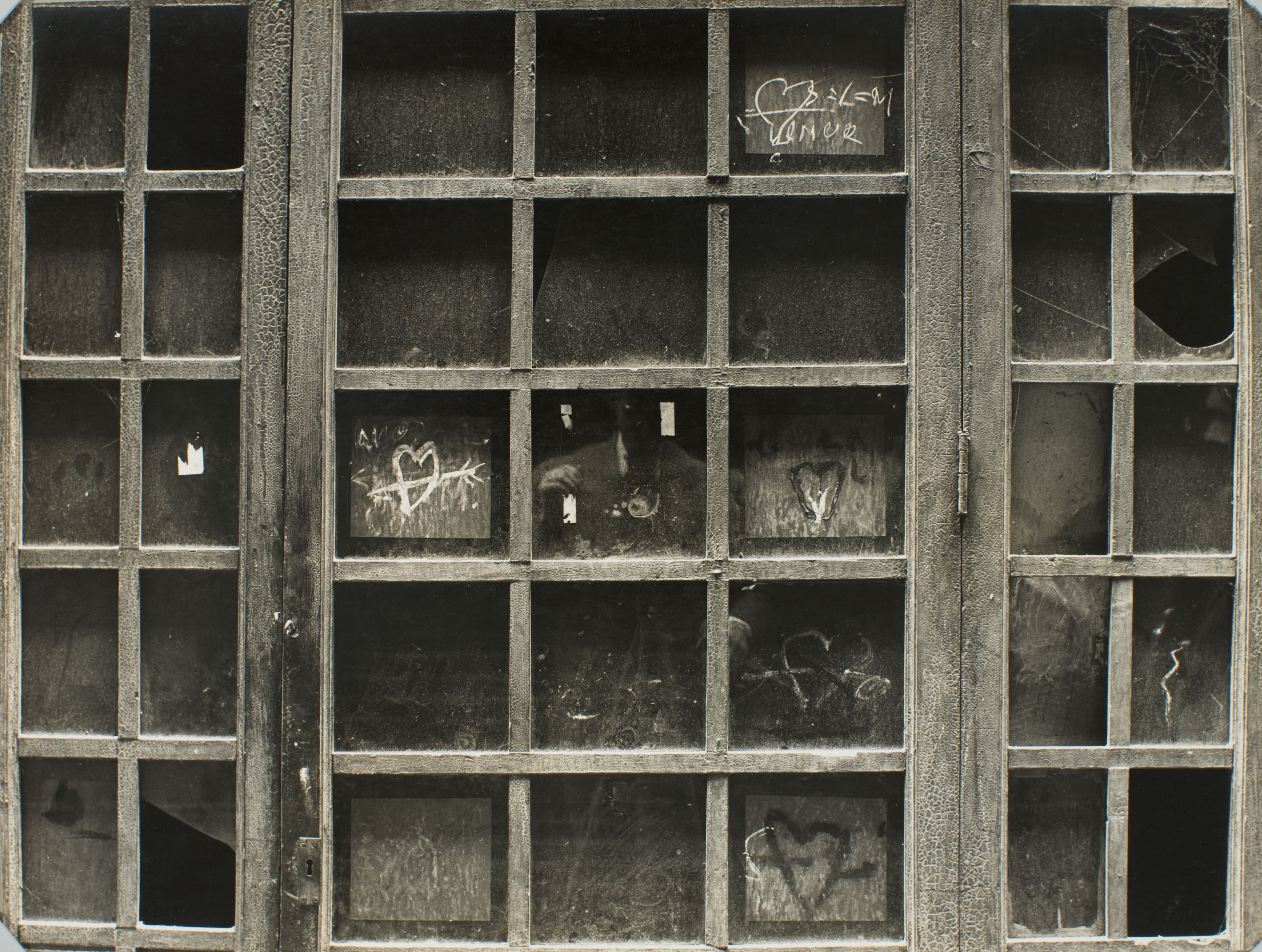 image for: Oriol Maspons - Porta amb grafit i autoretrat - Cap a 1957