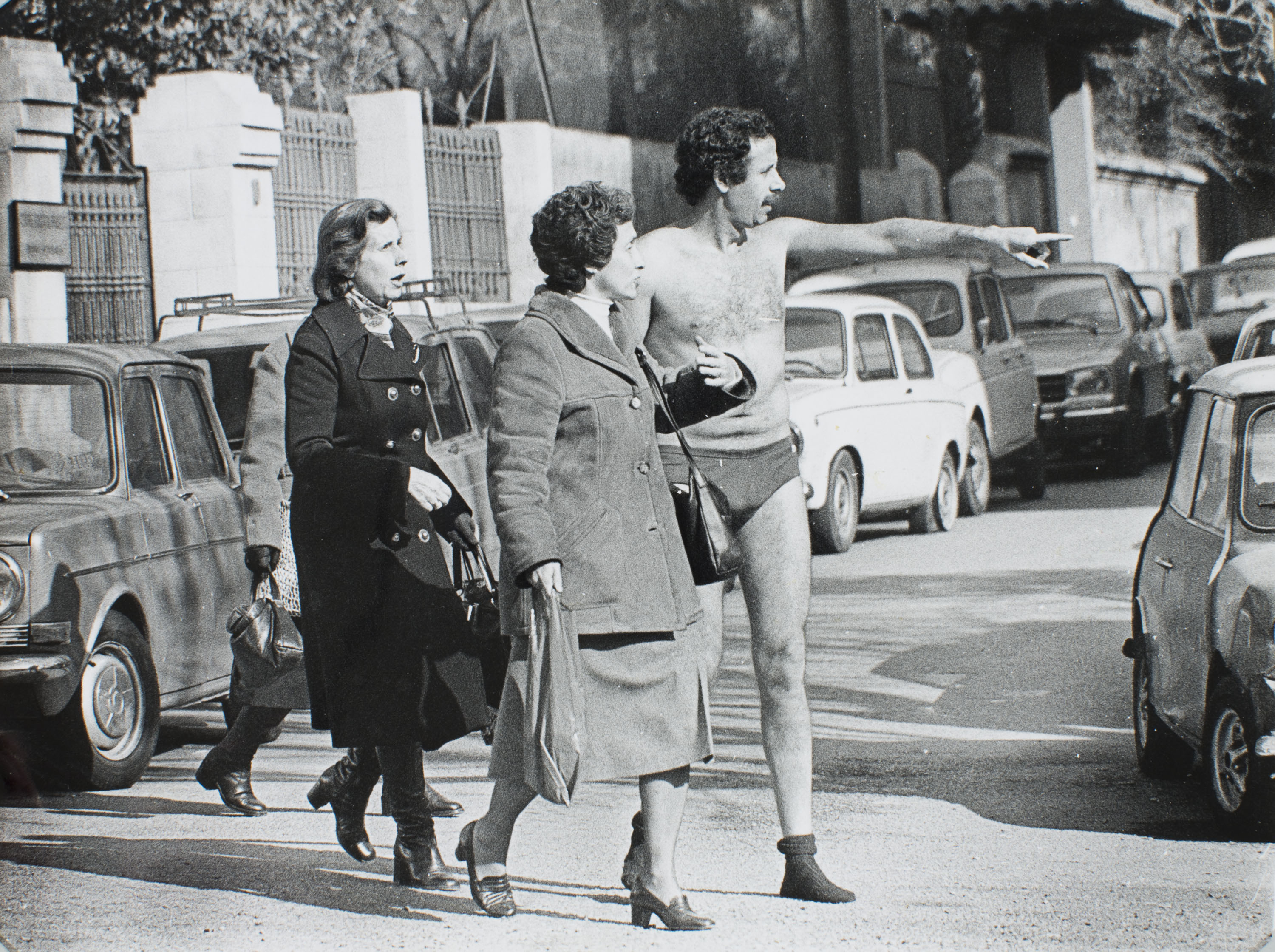 image for: Oriol Maspons - Luis Cantero demanant roba - 1981