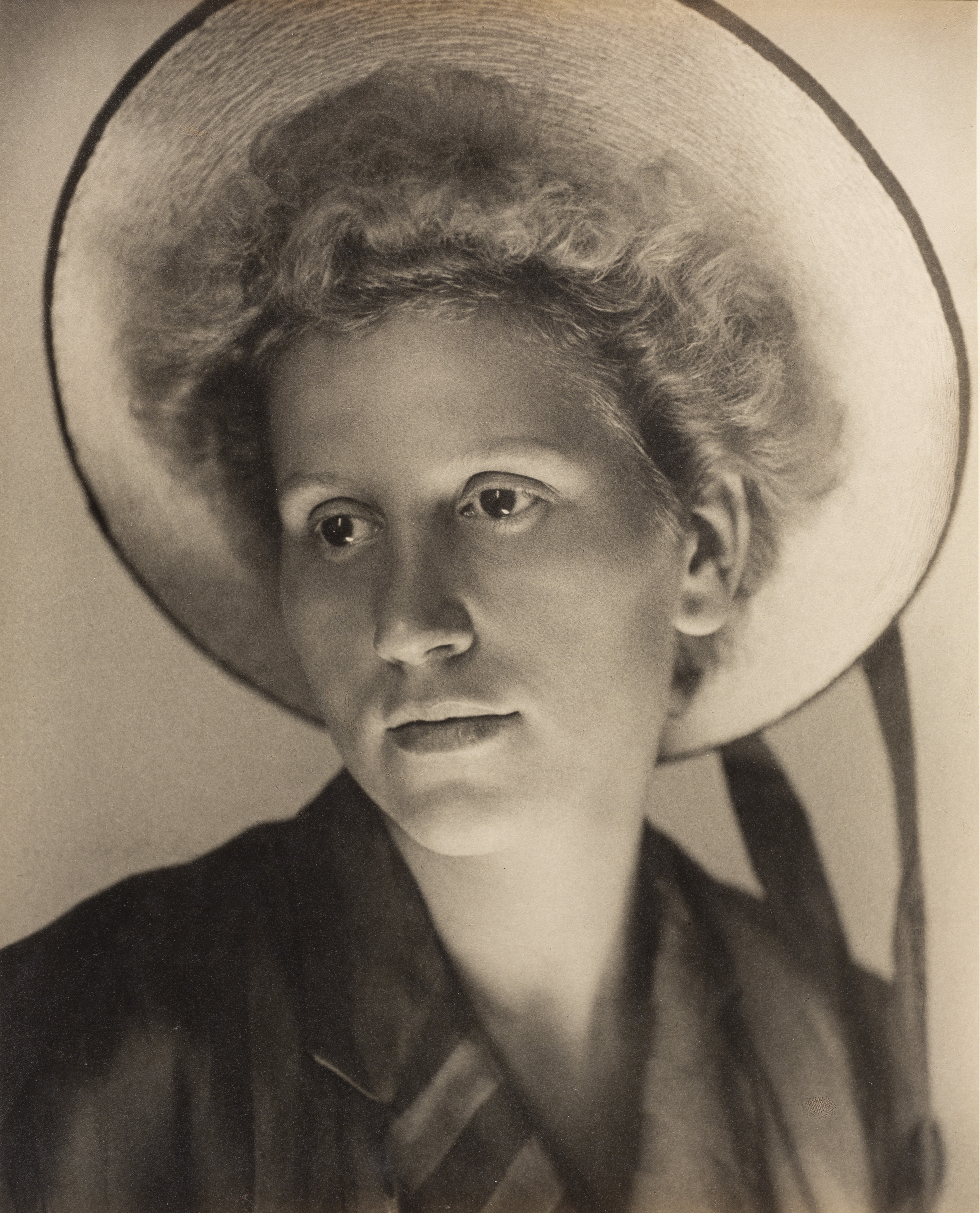 image for: Otho Lloyd - Retrat de noia - Cap a 1945