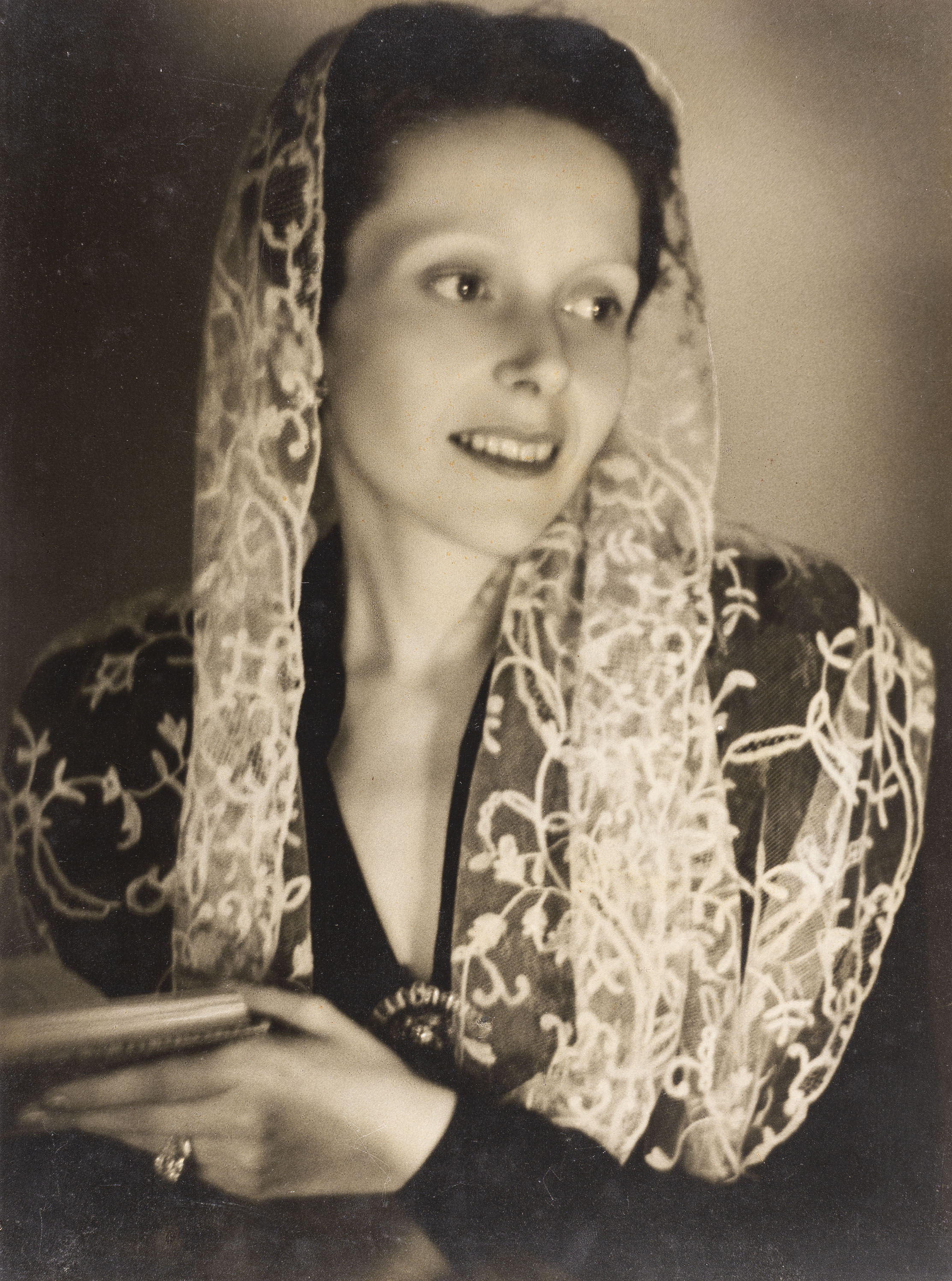 image for: Otho Lloyd - Retrat de dona - Cap a 1944