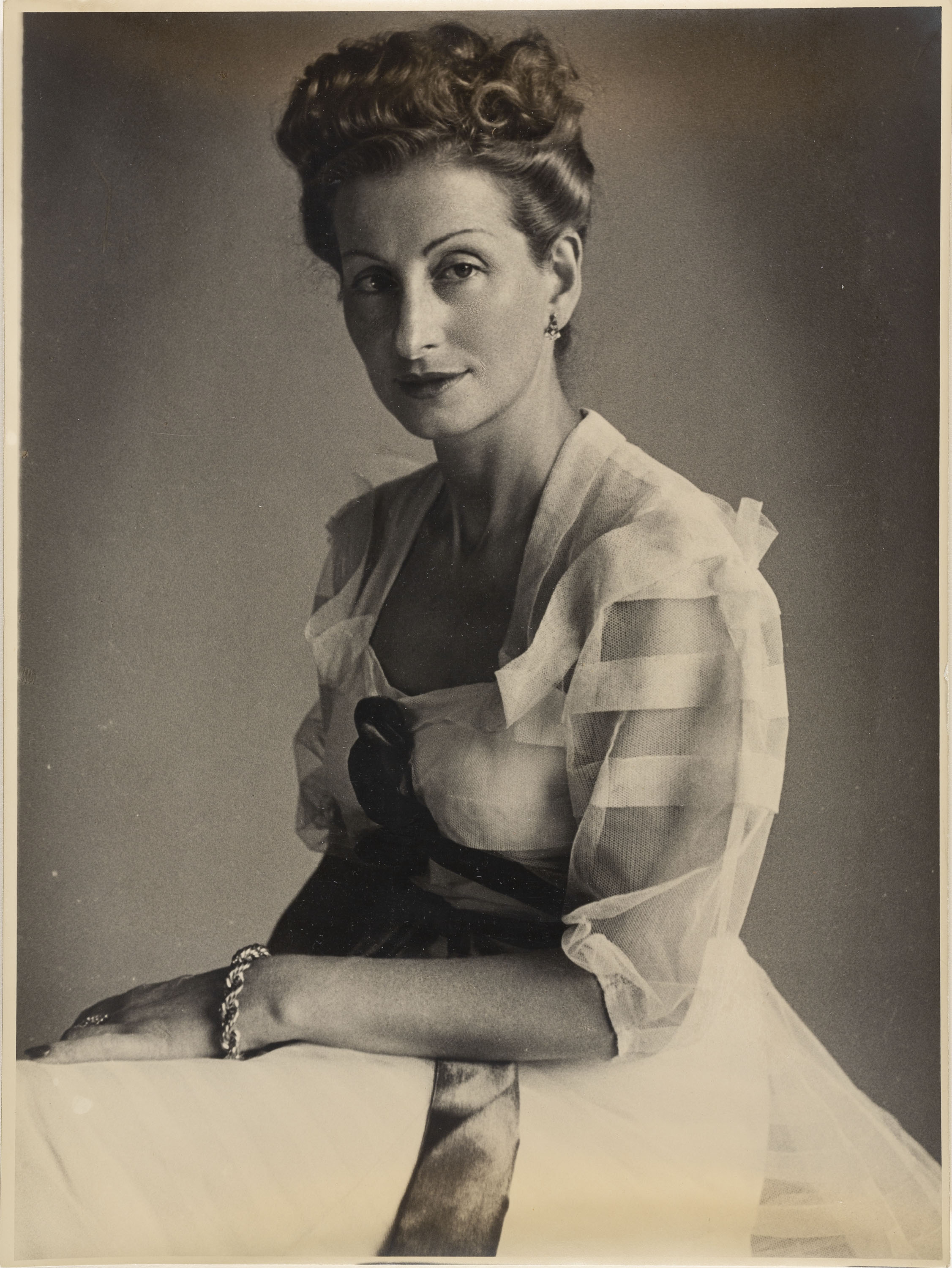 image for: Otho Lloyd - Retrat de dona - Cap a 1944-1950