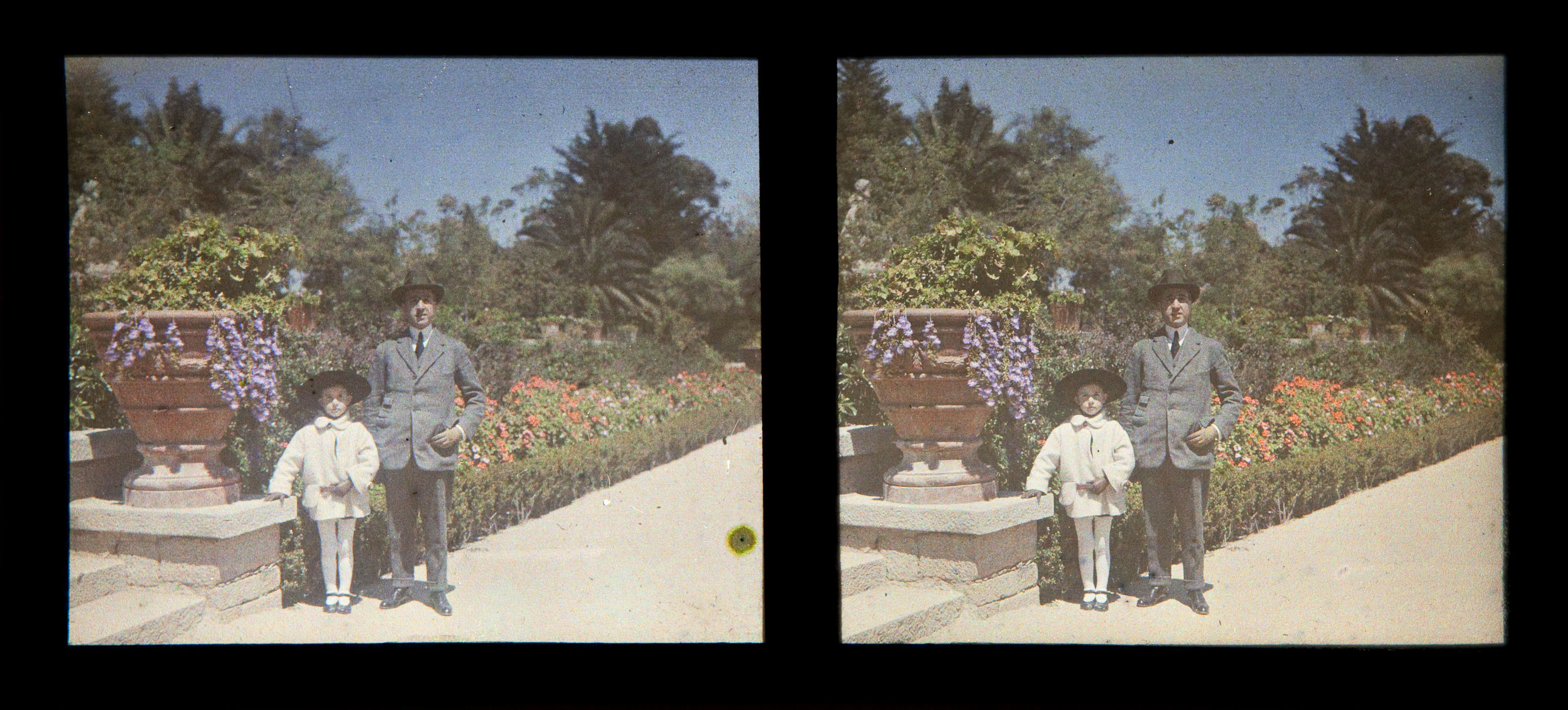 image for: Francesc Carrera Bou - Nena i home en un jardí - Cap a 1926