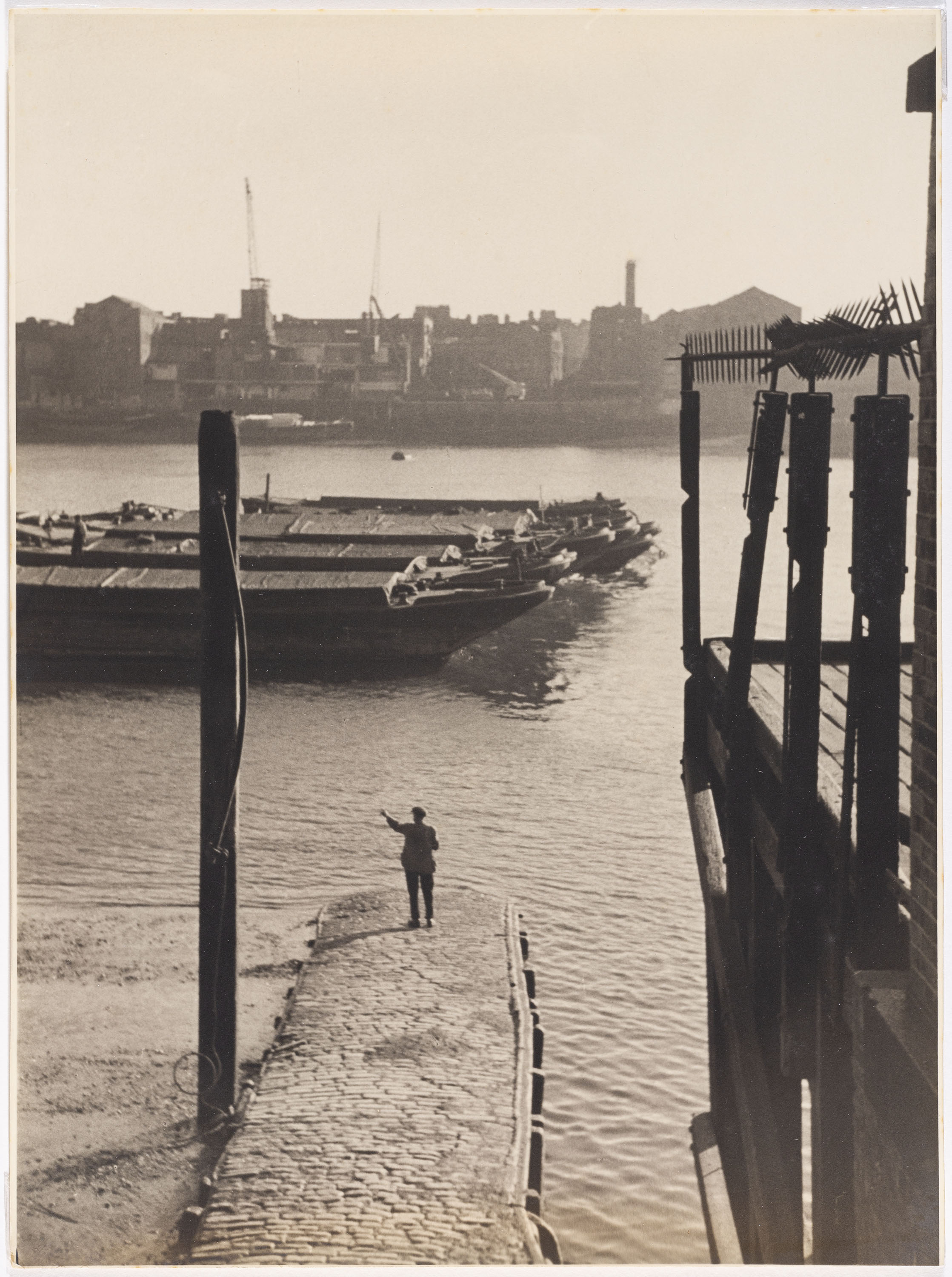 image for: Otho Lloyd - East End (Londres) - Cap a 1946