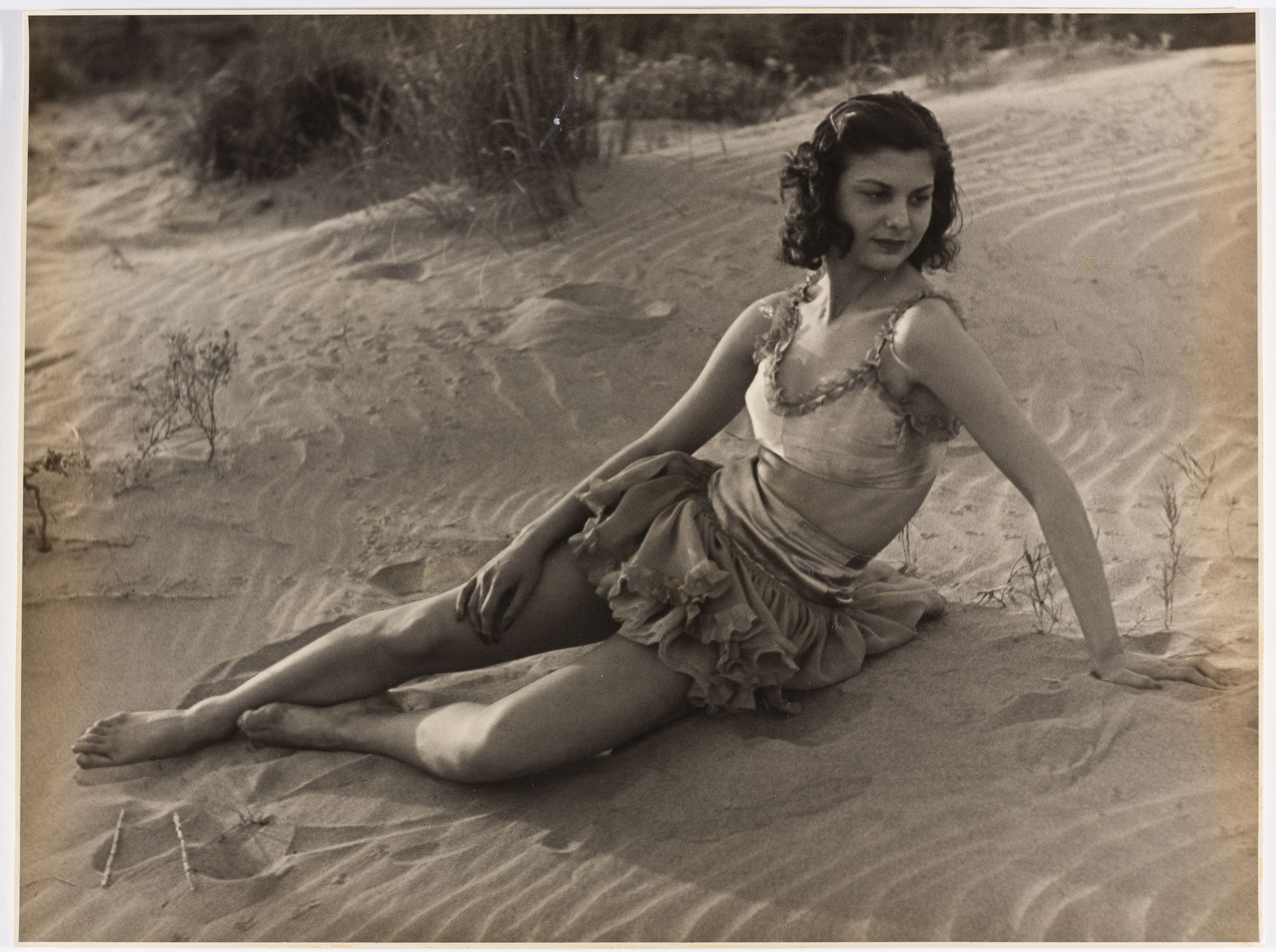 image for: Otho Lloyd - Noia a la platja - Cap a 1944-1950
