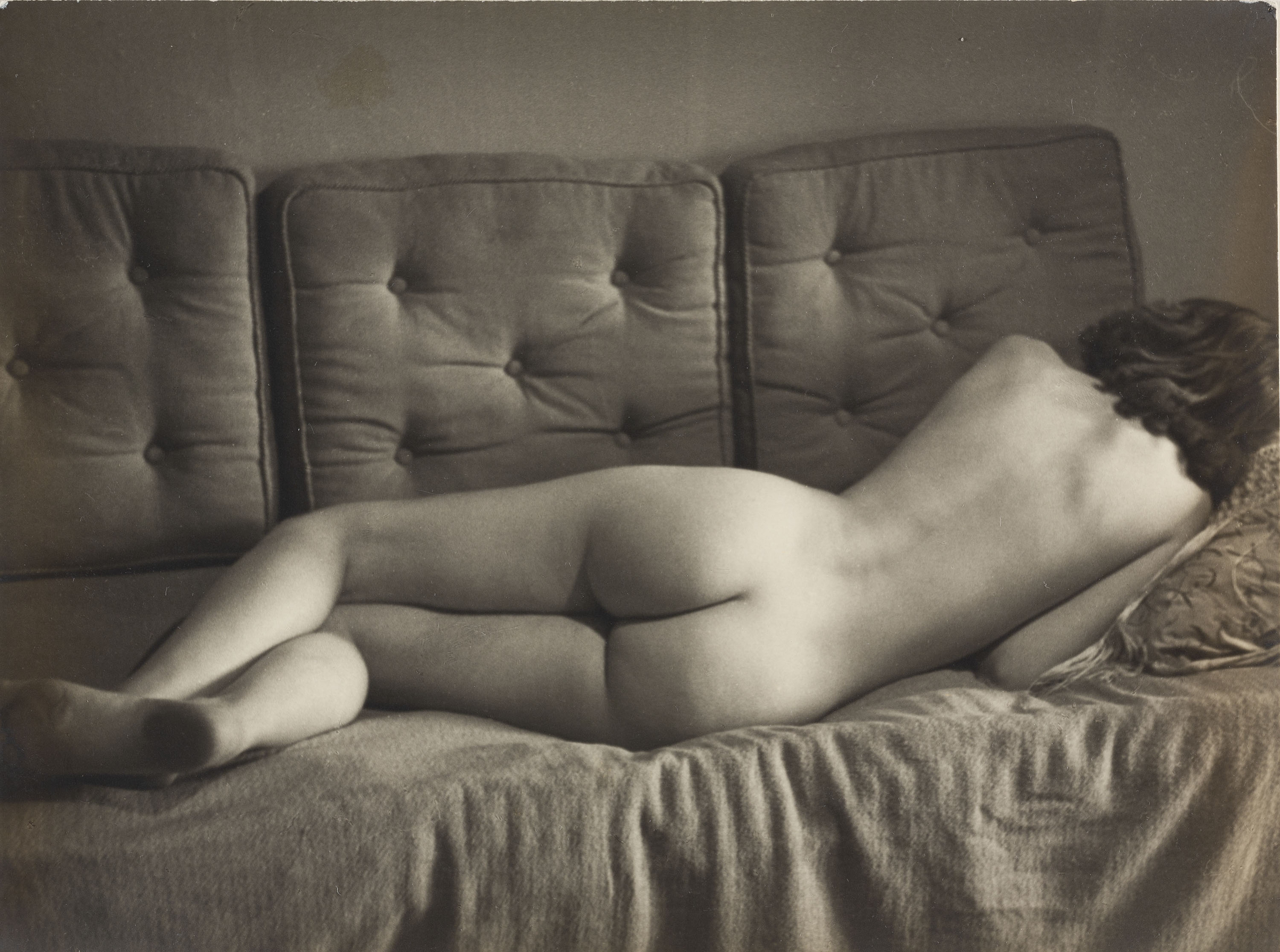 image for: Otho Lloyd - Nu femení - Cap a 1946