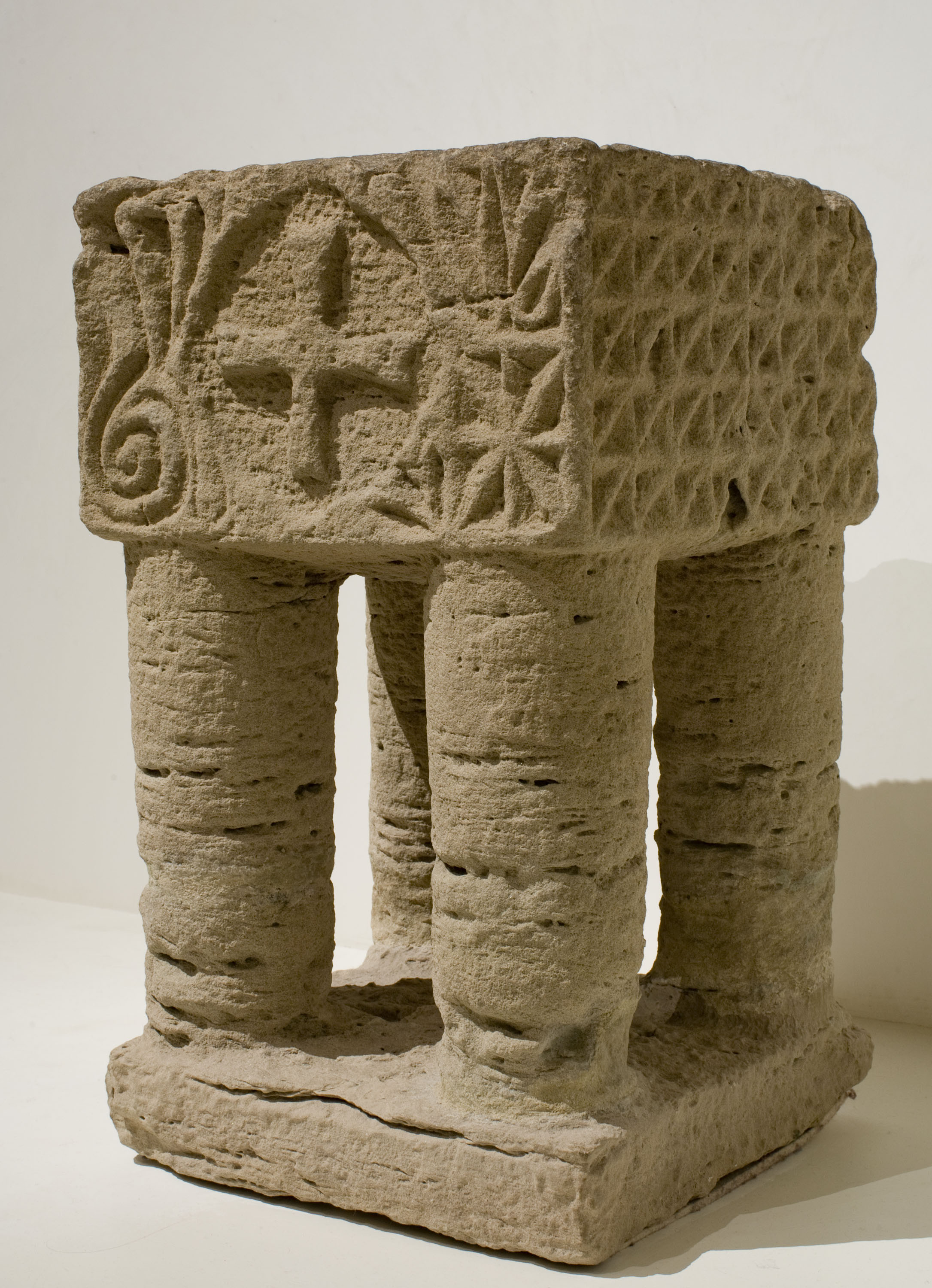 image for: Anònim - Suport d&#039;altar (reutilitzat com a pica beneitera) - Primera meitat del segle XIII