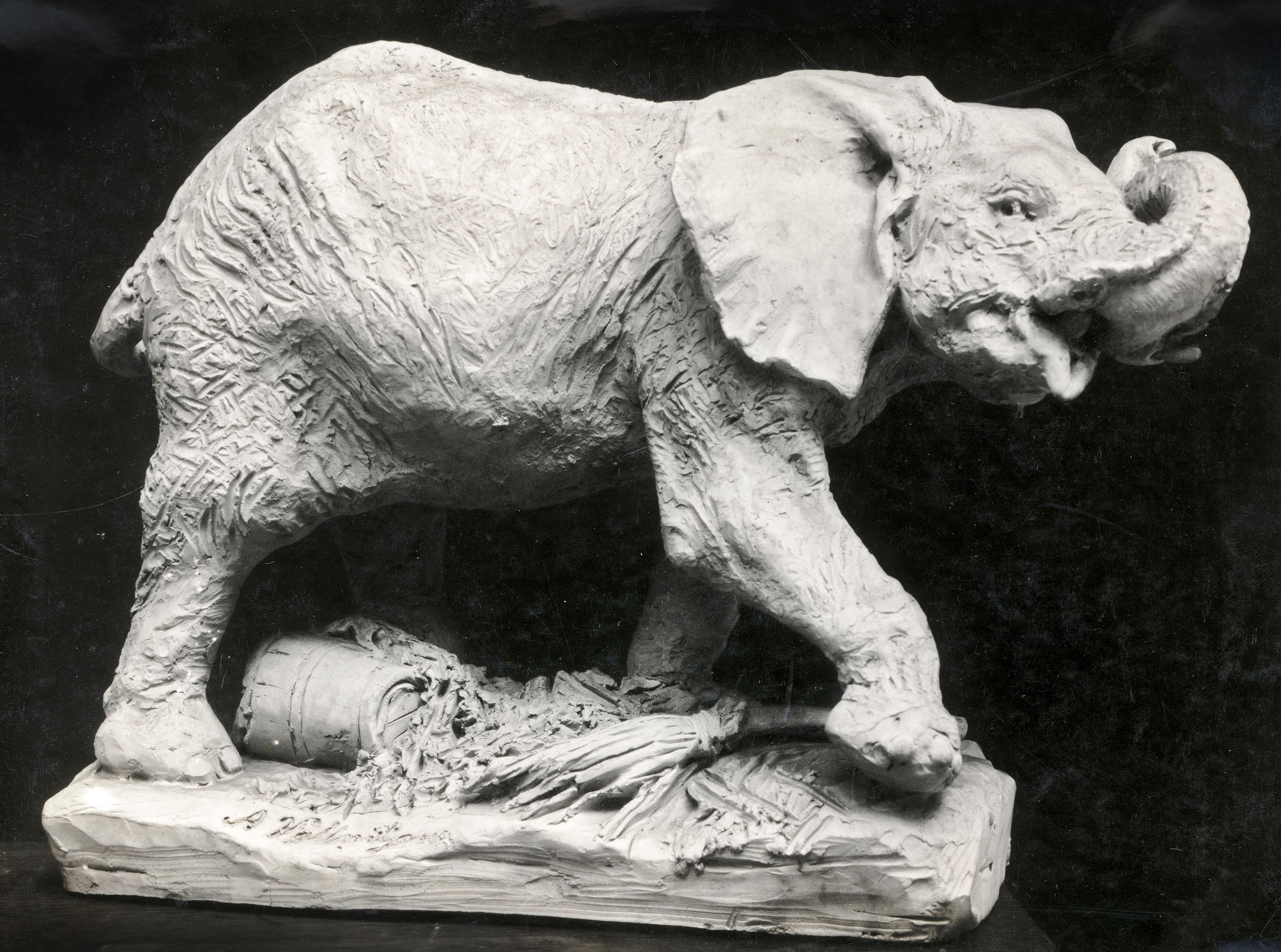 image for: Agapit Vallmitjana Barbany - Elefant de circ - Cap a 1880