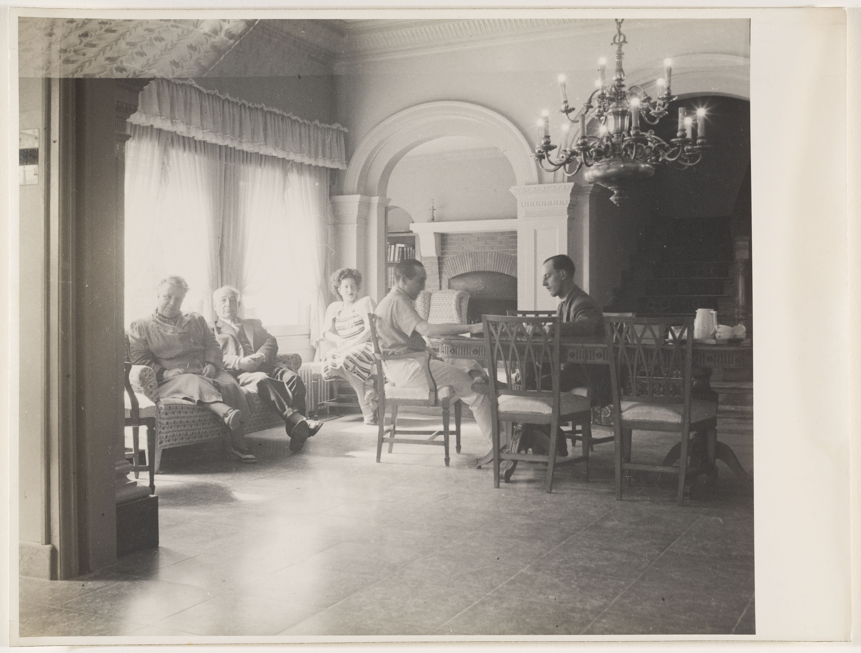 image for: Otho Lloyd - Interior d&#039;una casa amb homes jugant a escacs - Cap a 1944-1950