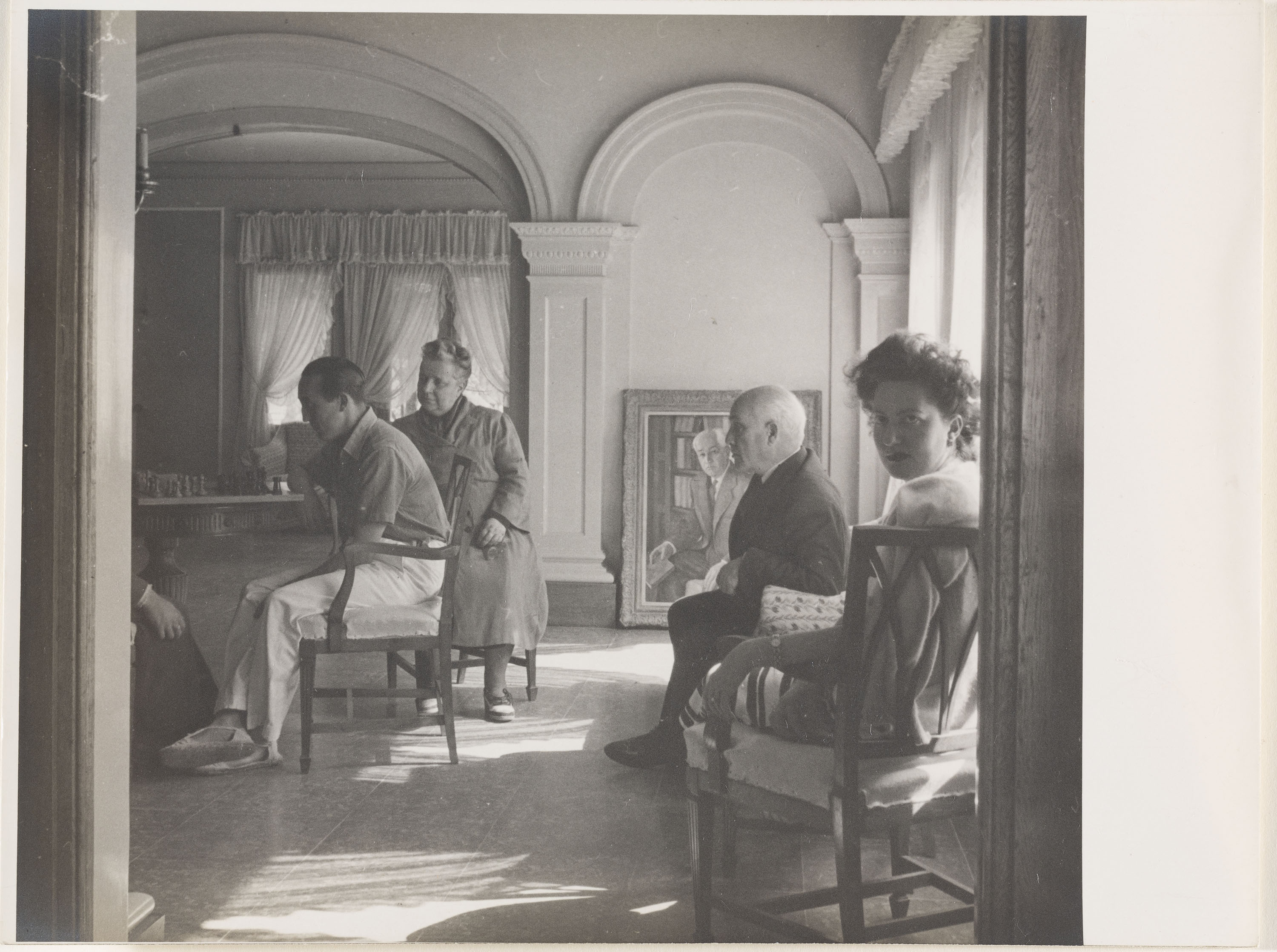 image for: Otho Lloyd - Interior d&#039;una casa amb homes jugant a escacs - Cap a 1944-1950