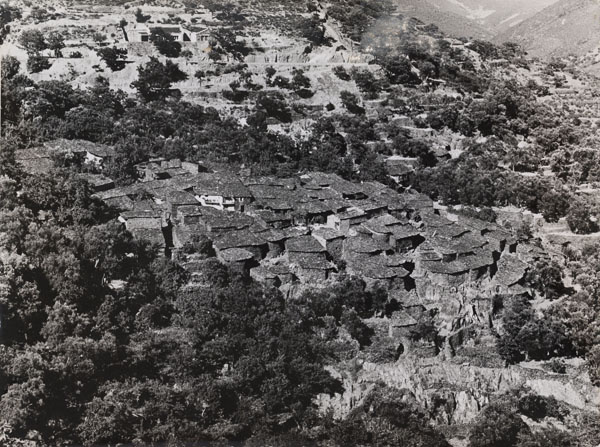 image for: Oriol Maspons - Village de Las Hurdes. Fotografia per al llibre «Caminando por Las Hurdes», d&#039;Antonio Ferres i Armando López Salinas - 1960