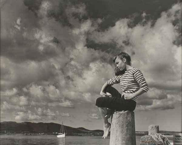 image for: Oriol Maspons - Noia a la platja - Cap a 1954