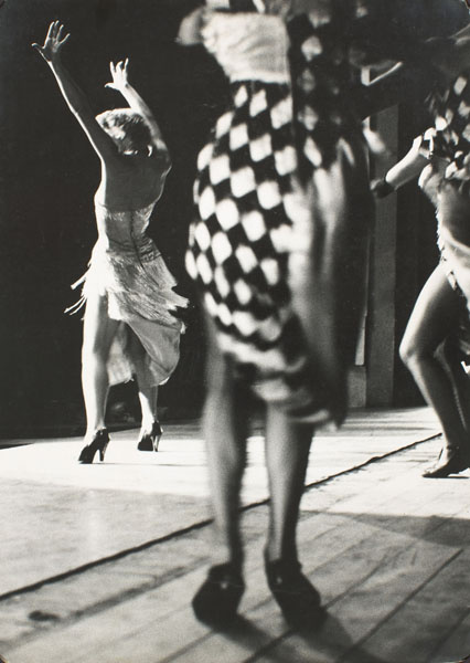 image for: Oriol Maspons - Dones ballant (París) - Cap a 1956