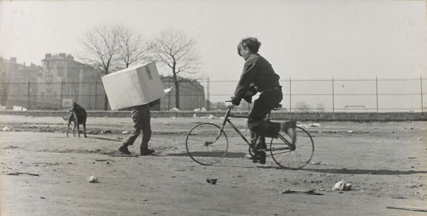 image for: Oriol Maspons - Nen amb bicicleta - Cap a 1955-1956
