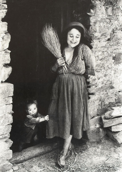 image for: Oriol Maspons - Femme de Las Hurdes. Fotografia per al llibre «Caminando por Las Hurdes», d&#039;Antonio Ferres i Armando López Salinas - 1960