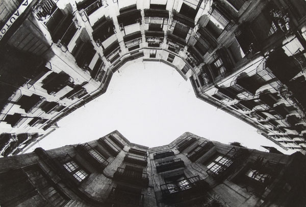 image for: Oriol Maspons - Sense títol [Carrer Milans, Barcelona] - Cap a 1971