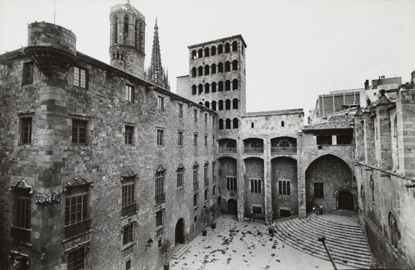 image for: Oriol Maspons - Sense títol [Plaça del Rei, Barcelona] - Cap a 1971