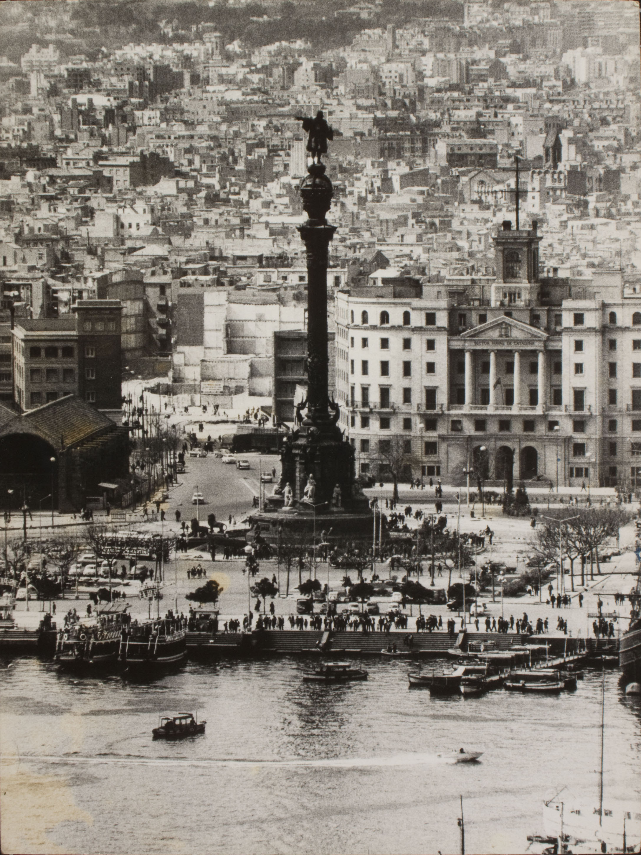 image for: Oriol Maspons - Sense títol (Monument a Colom, Barcelona. Fotografia per al llibre «Això també és Barcelona», de Josep Mª Espinàs) - Cap a 1965