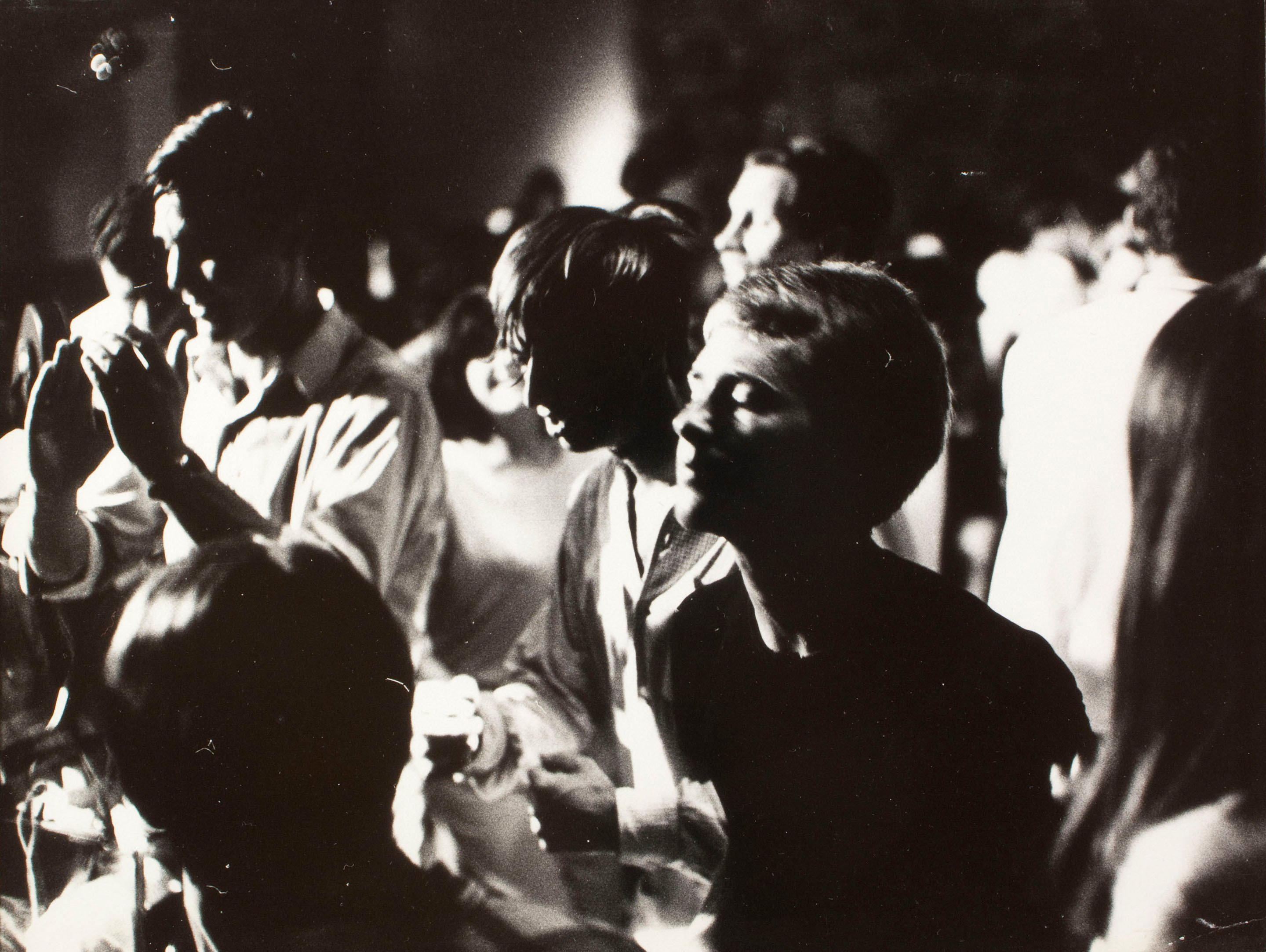 image for: Oriol Maspons - Sense títol (Discoteca Tiffany&#039;s, foto fixa per a la pel·lícula «Lejos de los árboles», Platja d&#039;Aro) - Cap a 1970