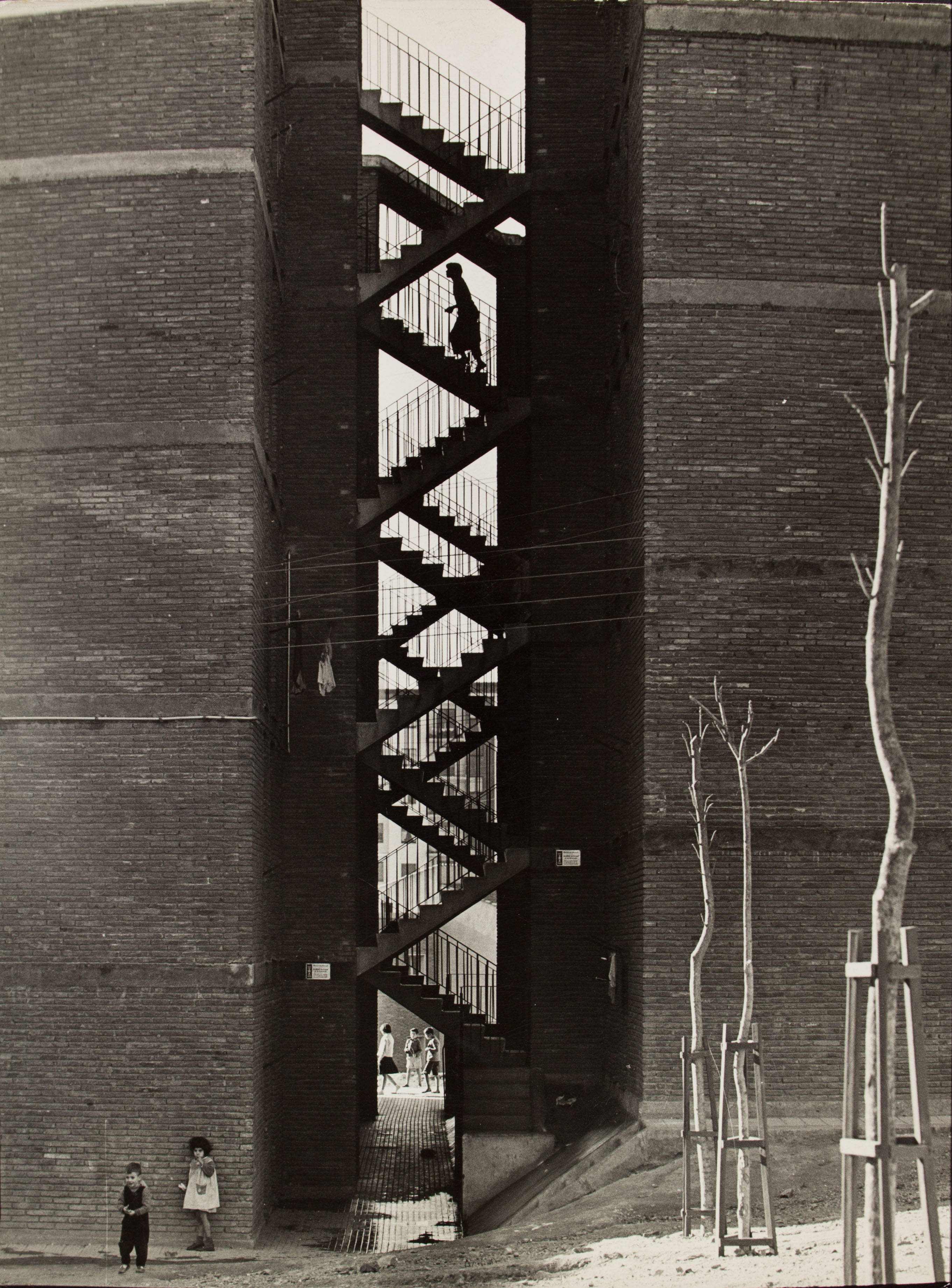 image for: Oriol Maspons - Sense títol (La Trinitat Nova, Barcelona. Fotografia per la revista «Cuadernos de arquitectura» del Col·legi d&#039;Arquitectes de Catalunya) - Cap a 1965