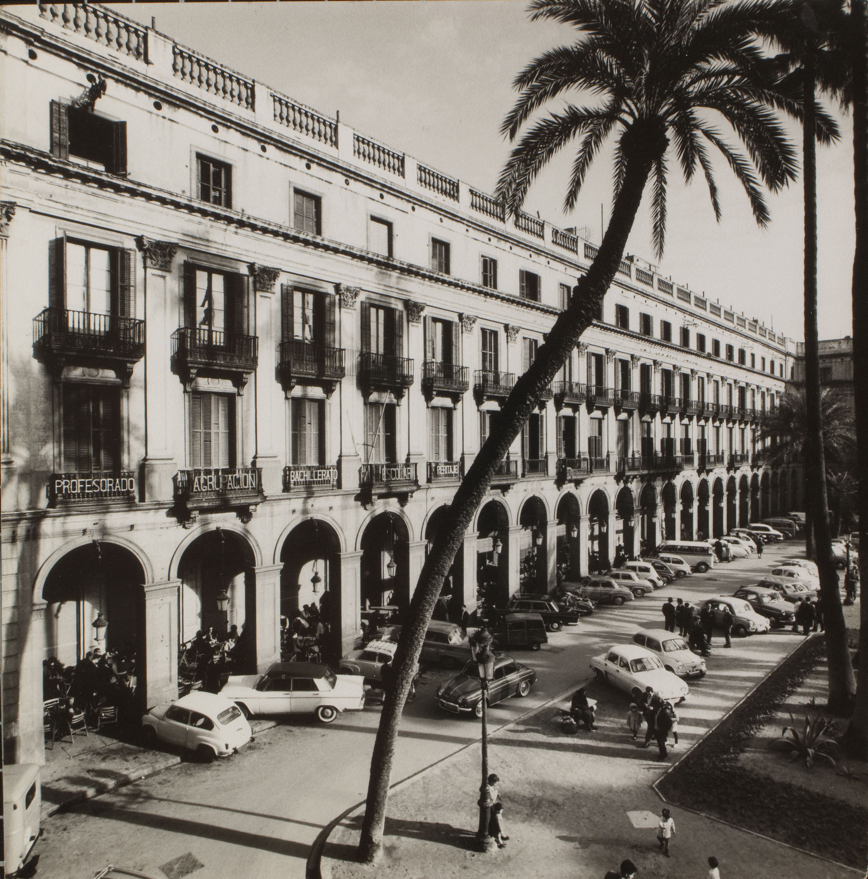 image for: Oriol Maspons - Sense títol (La Plaça Reial, Barcelona. Fotografia per al llibre «Això també és Barcelona», de Josep Mª Espinàs) - Cap a 1965