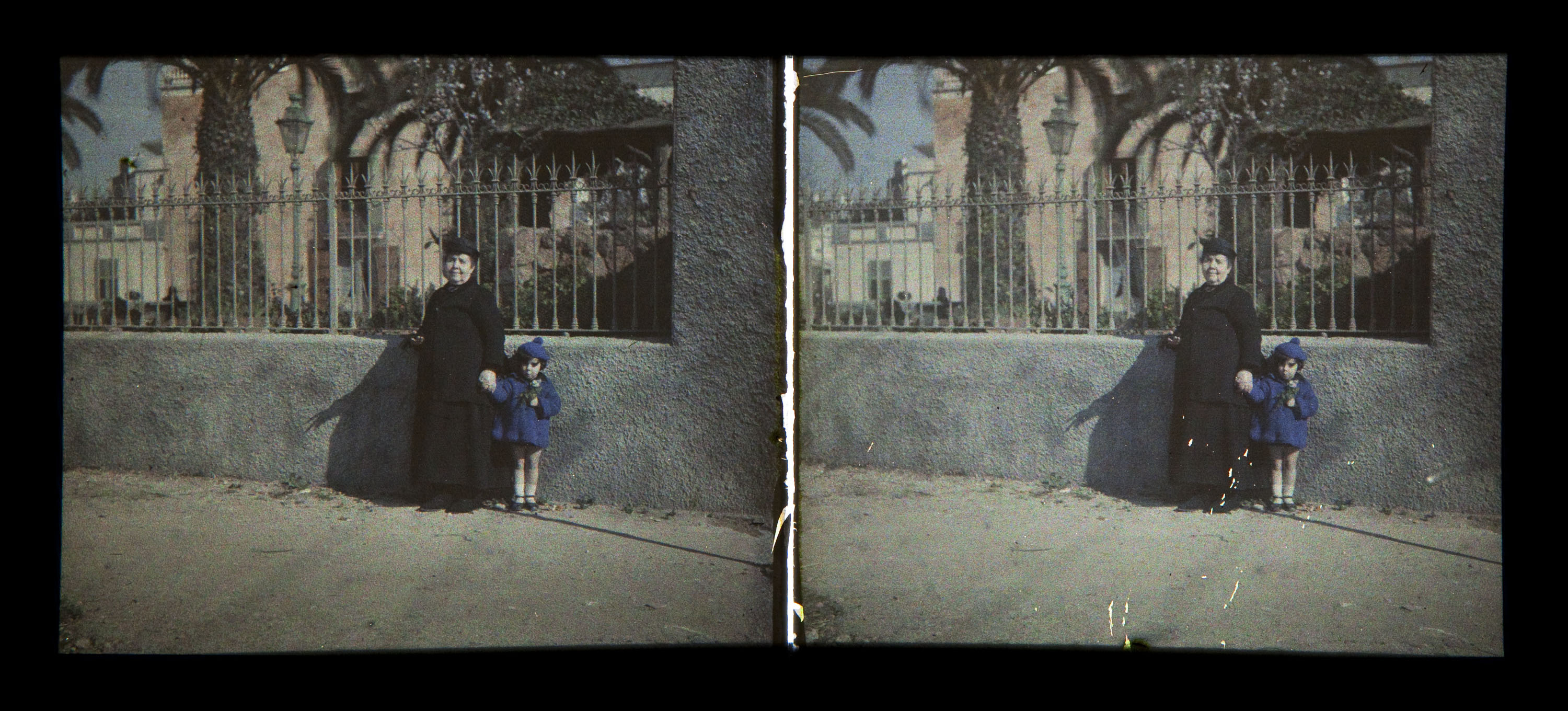 image for: Francesc Carrera Bou - Dona i nena davant d&#039;una tanca - Cap a 1922-1926