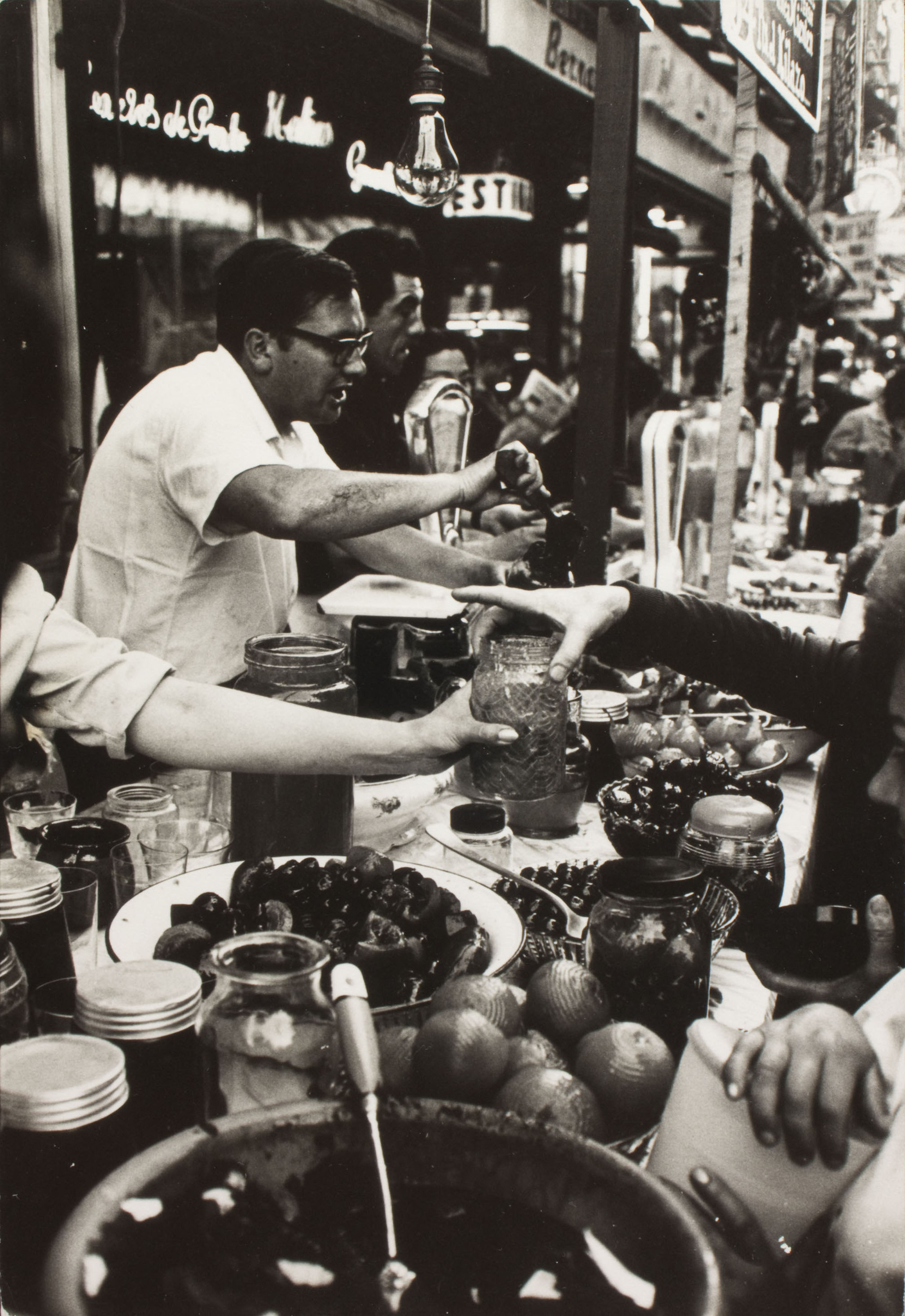 image for: Oriol Maspons - Sense títol (Fotografia per al llibre «Això també és Barcelona», de Josep Mª Espinàs) - Cap a 1965