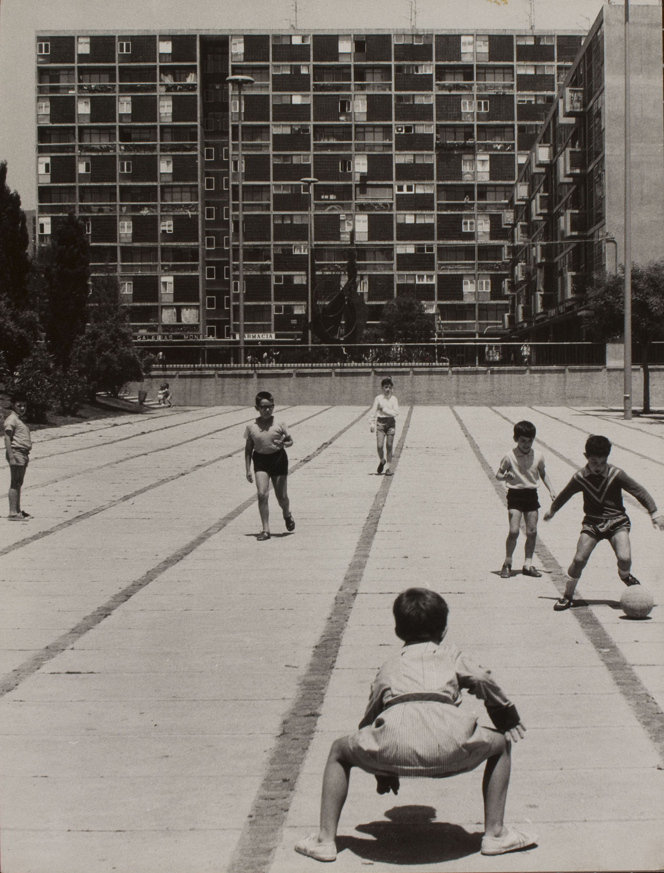 image for: Oriol Maspons - Sense títol (Montbau, Barcelona. Fotografia per la revista «Cuadernos de arquitectura» del Col·legi d&#039;Arquitectes de Catalunya) - Juliol de 1969