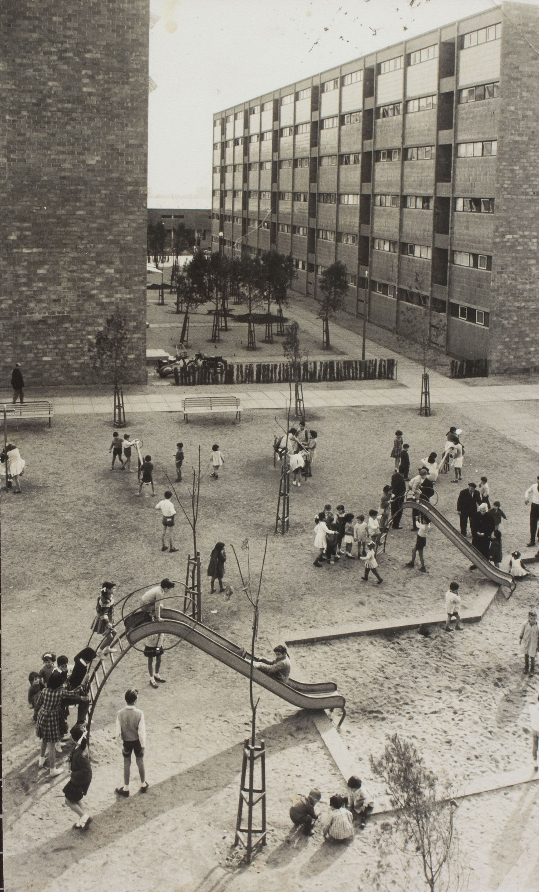 image for: Oriol Maspons - Sense títol (Barcelona. Fotografia per la revista «Cuadernos de arquitectura» del Col·legi d&#039;Arquitectes de Catalunya) - Cap a 1965