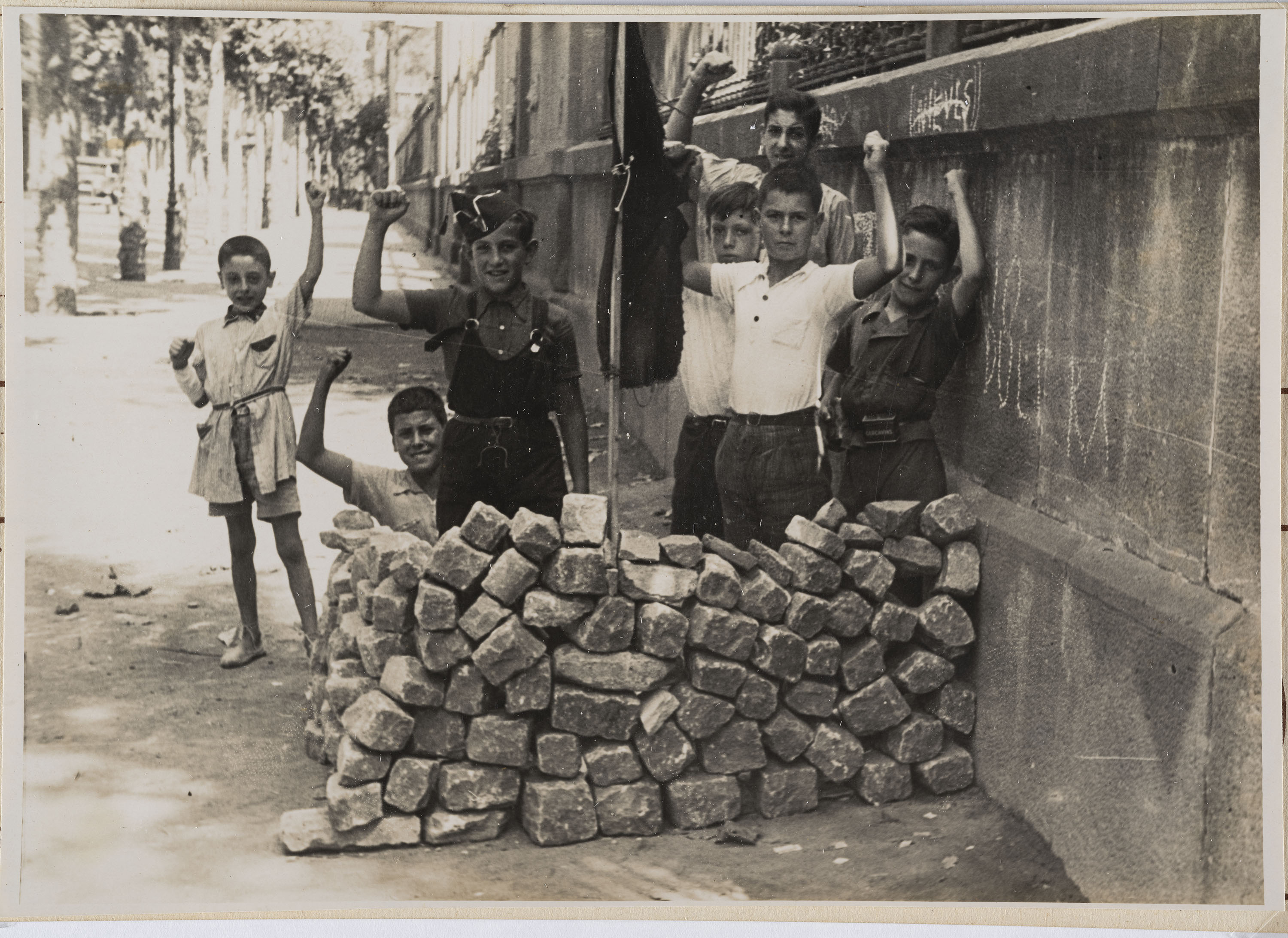 image for: Antoni Campañà - Barrica infantil darrere de la Universitat [Barcelona] - 1936-1937