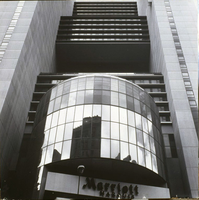image for: Carles Fontserè - Plafó A. Façana de l'hotel Marriot Marquis - Cap a 1986