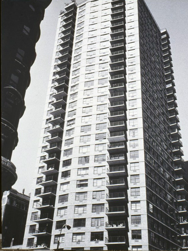 image for: Carles Fontserè - Plafó I. Gratacels d'apartaments aprop del complex residencial Manhattan Plaza - Cap a 1986
