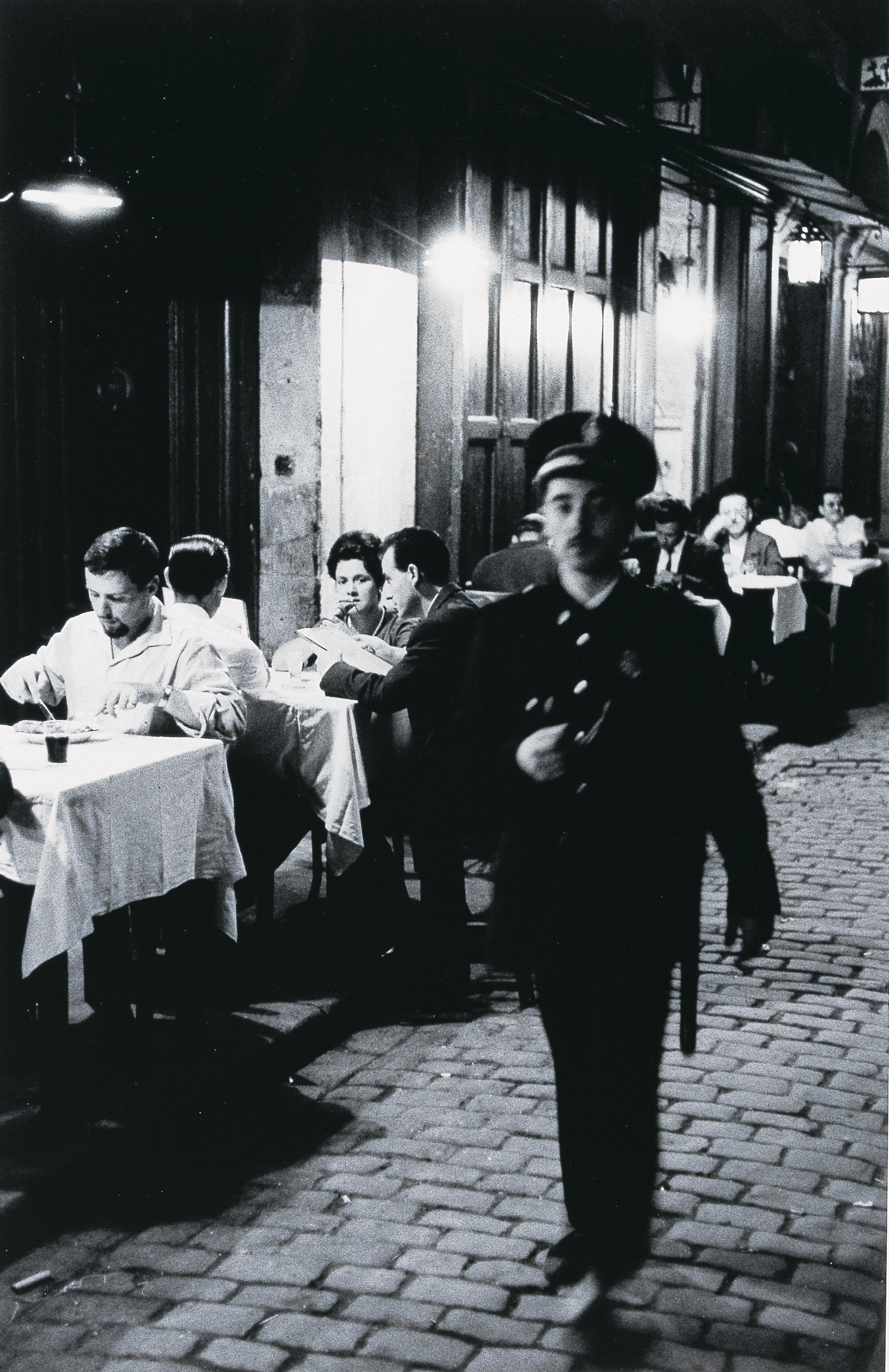 image for: Xavier Miserachs - Vigilant  nocturn  davant Los Caracoles - Barcelona, 1962