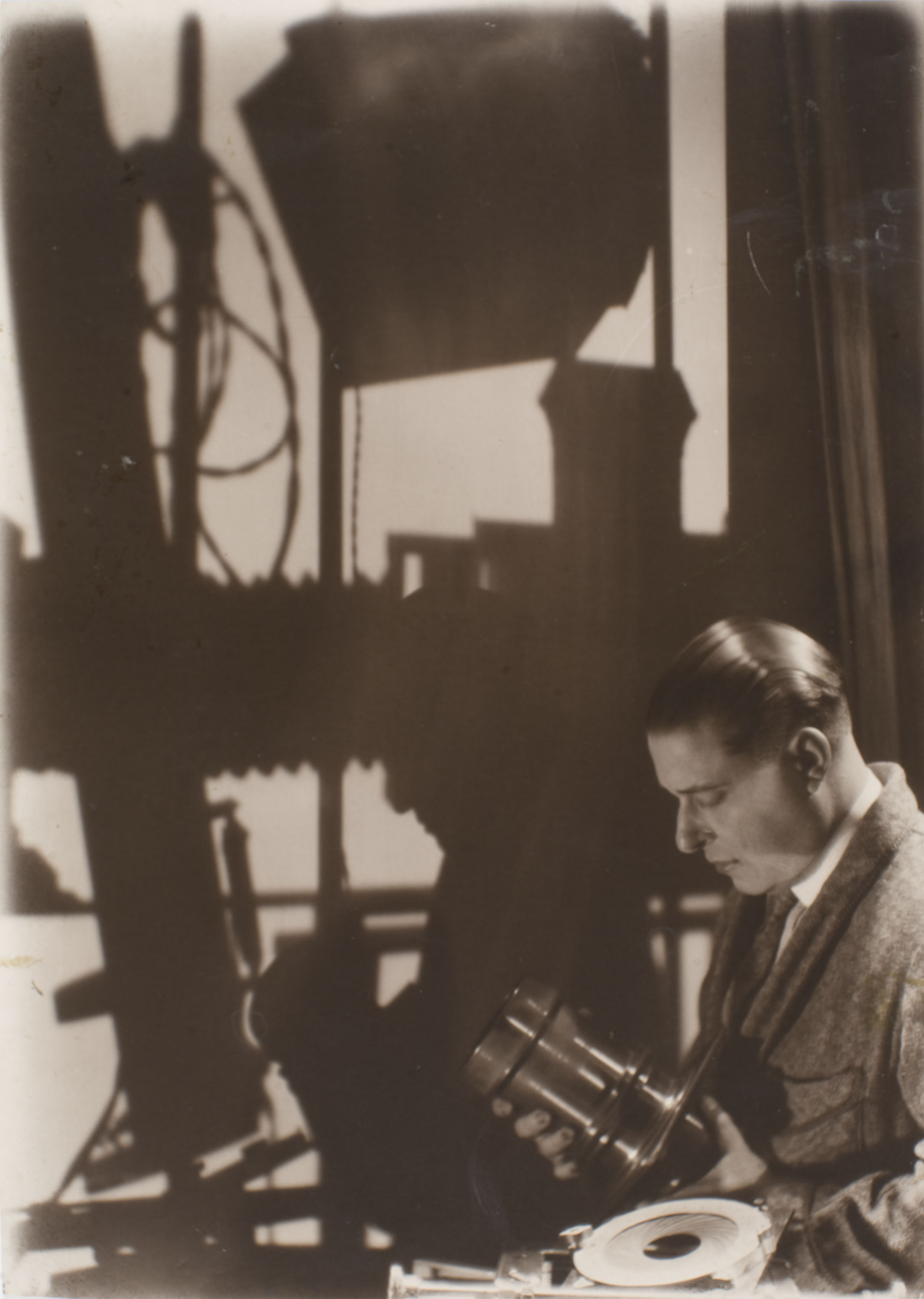 image for: Josep Masana - Autoretrat a l&#039;estudi fotogràfic - Cap a 1929