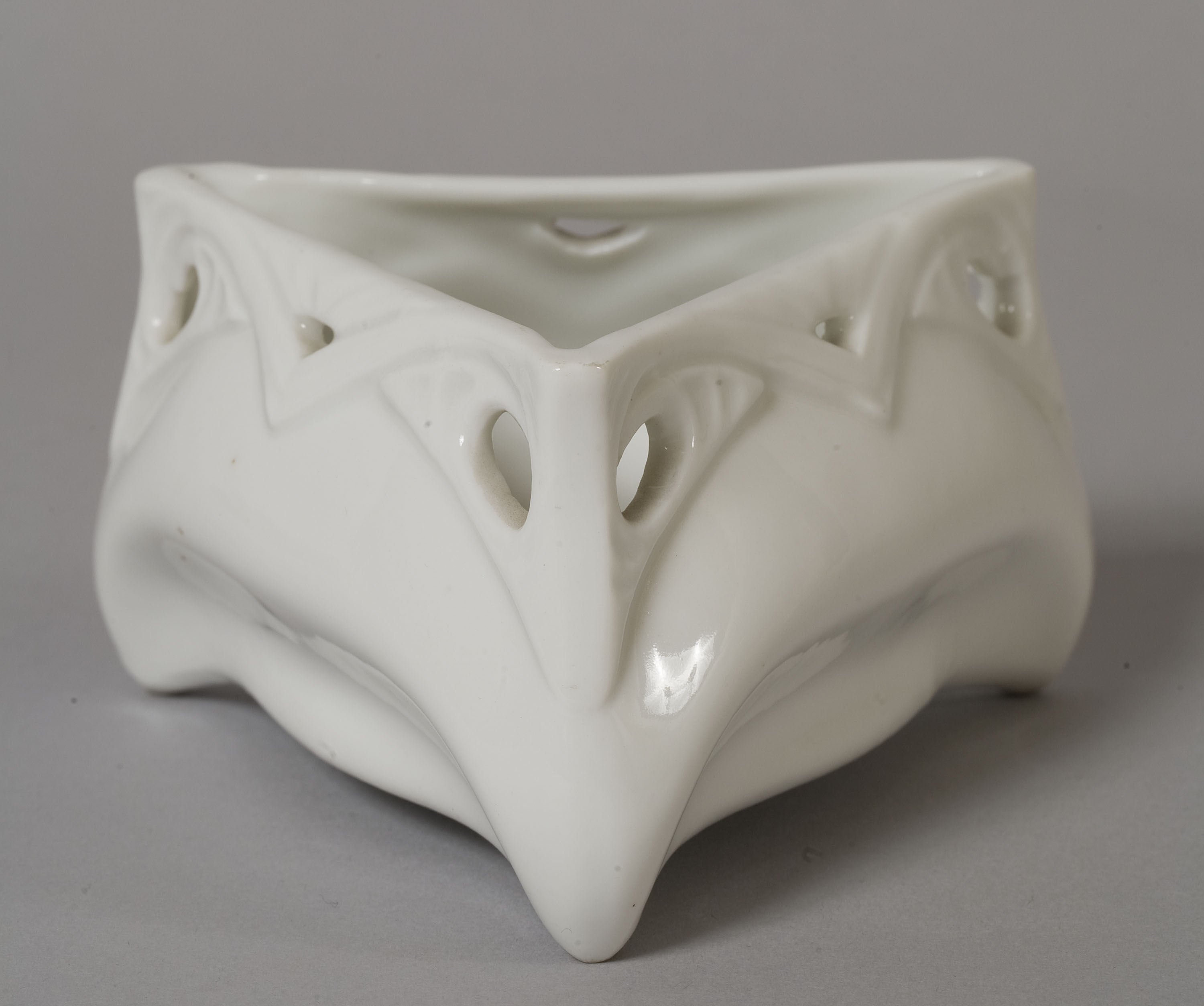 image for: Antoni Serra - Bombonera de forma triangular - Entre 1901-1908