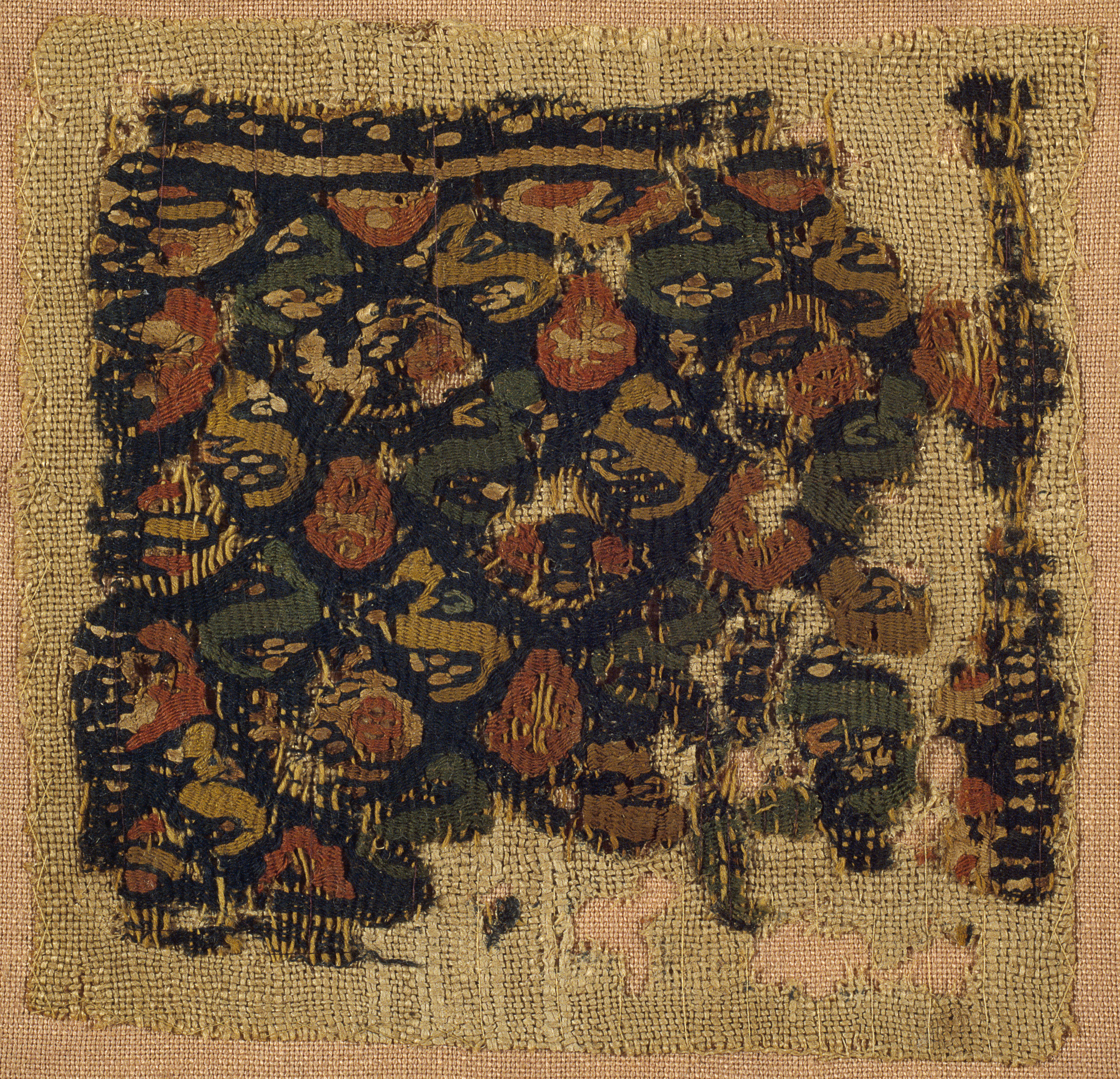 image for: Anònim - Fragment de teixit copte amb motius en forma d&#039;amfibis - Egipte, segles VIII-XI