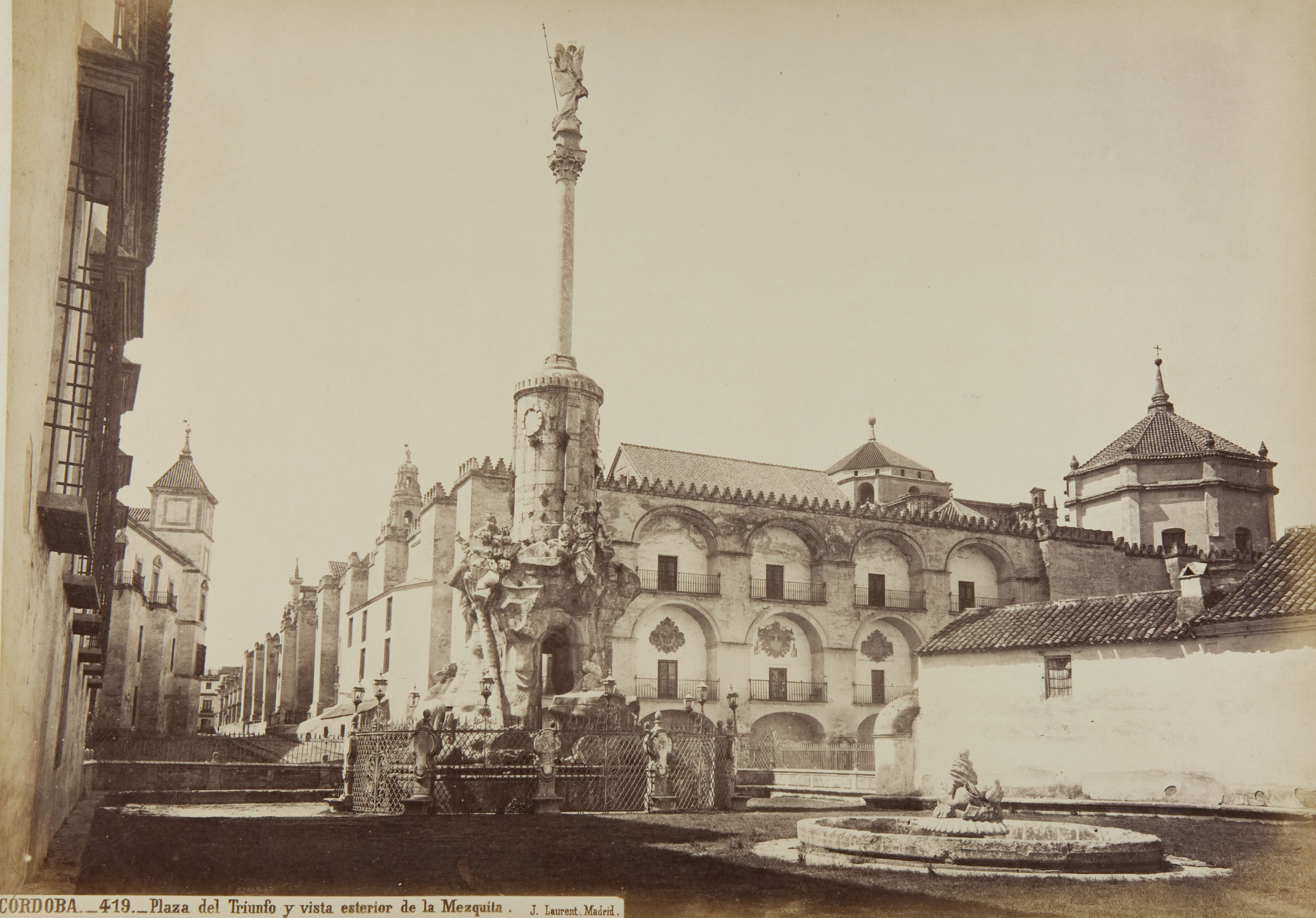 image for: Jean Laurent - Córdoba. Plaza del Triunfo y vista esterior de la Mezquita - Cap a 1865