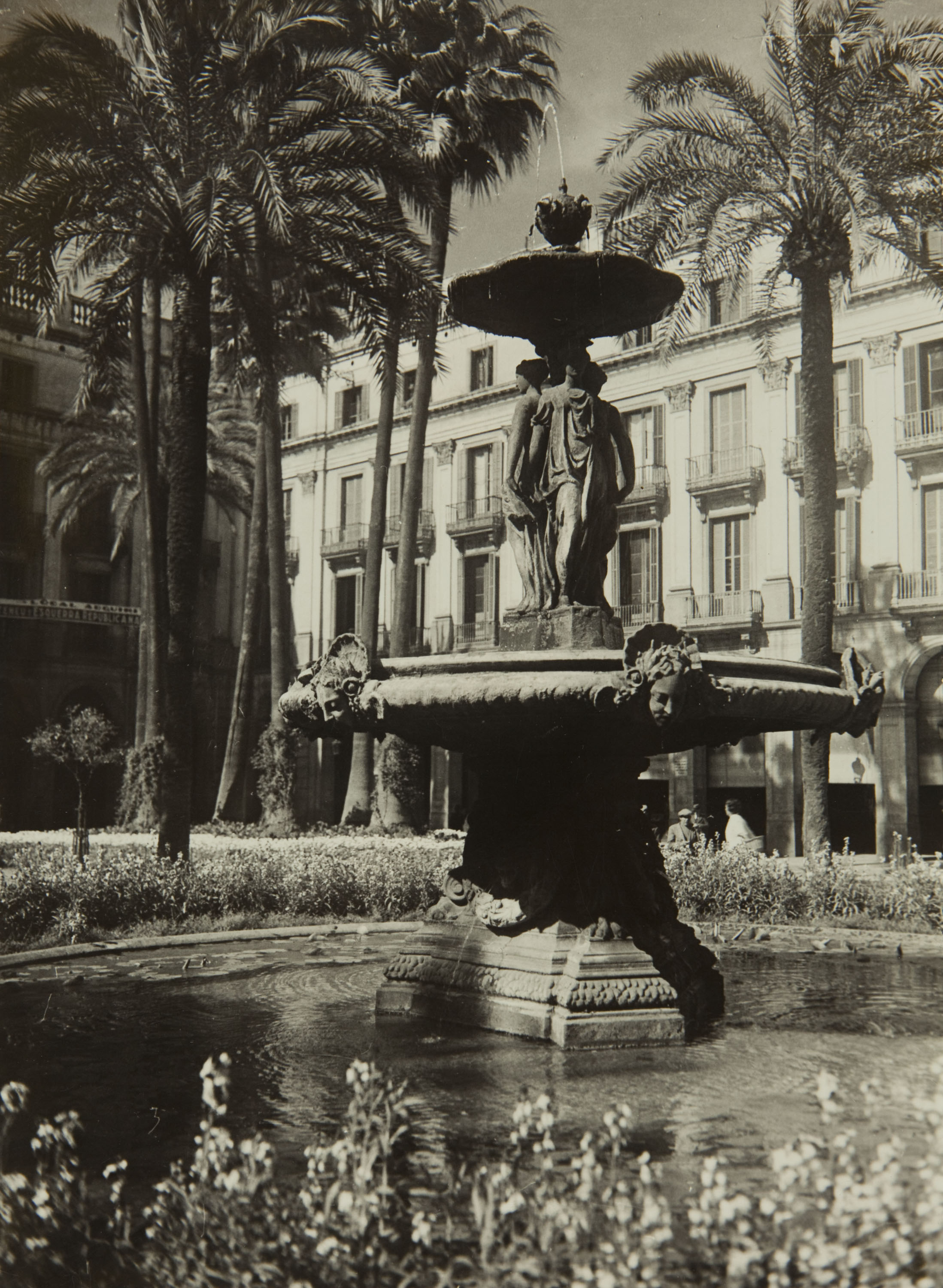 image for: Gabriel Casas Galobardes - [Font de les Tres Gràcies a la Plaça Reial] - Entre 1925-1956