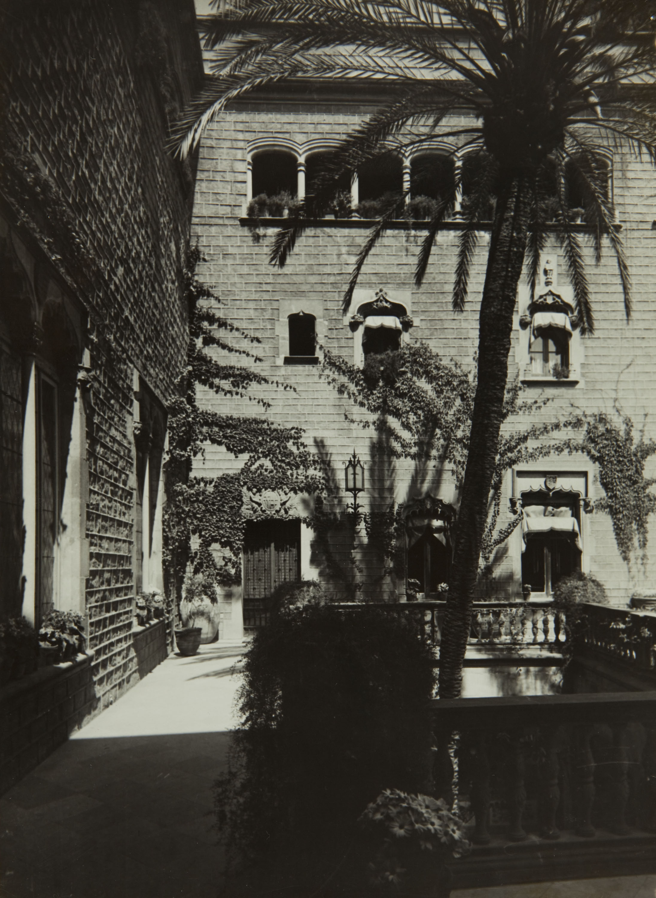 image for: Gabriel Casas Galobardes - [Casa de l&#039;Ardiaca] - Entre 1930-1932