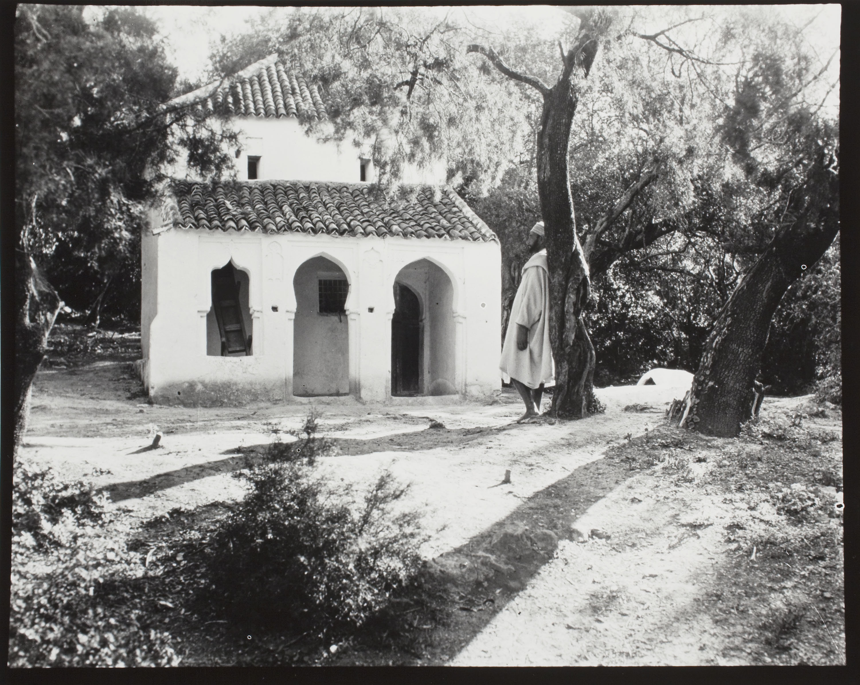 image for: Claudi Carbonell - Cementerio en Tagzut - Cap a 1930