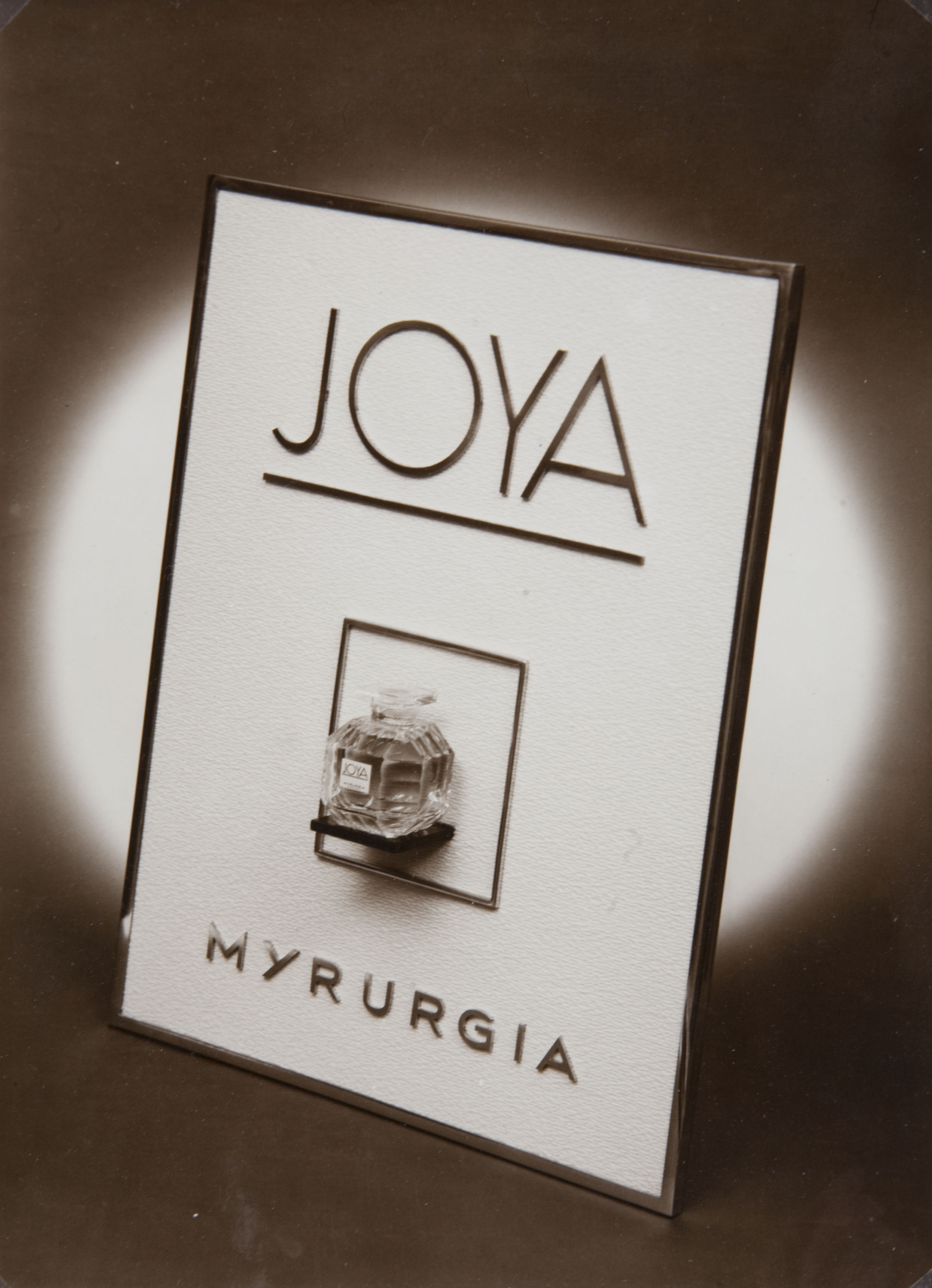 image for: Pere Català Pic - Fotografia publicitària per a Myrurgia. Colònia «Joya»  - Entre 1940-1950