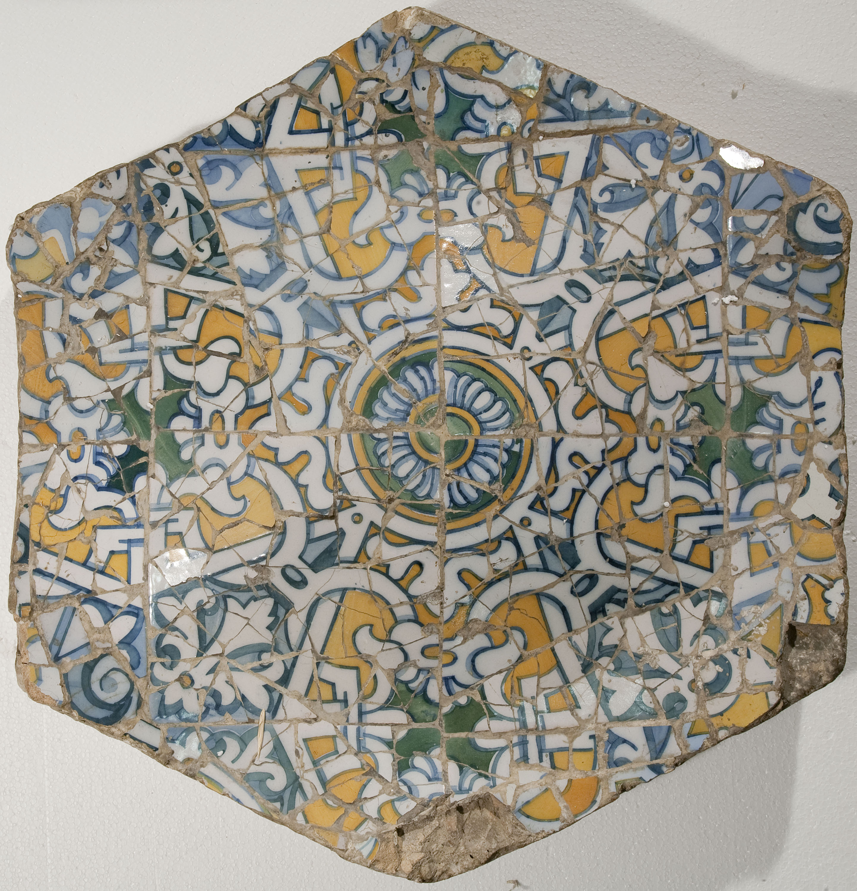 image for: Antoni Gaudí - Peça de trencadís per al Parc Güell - Cap a 1903