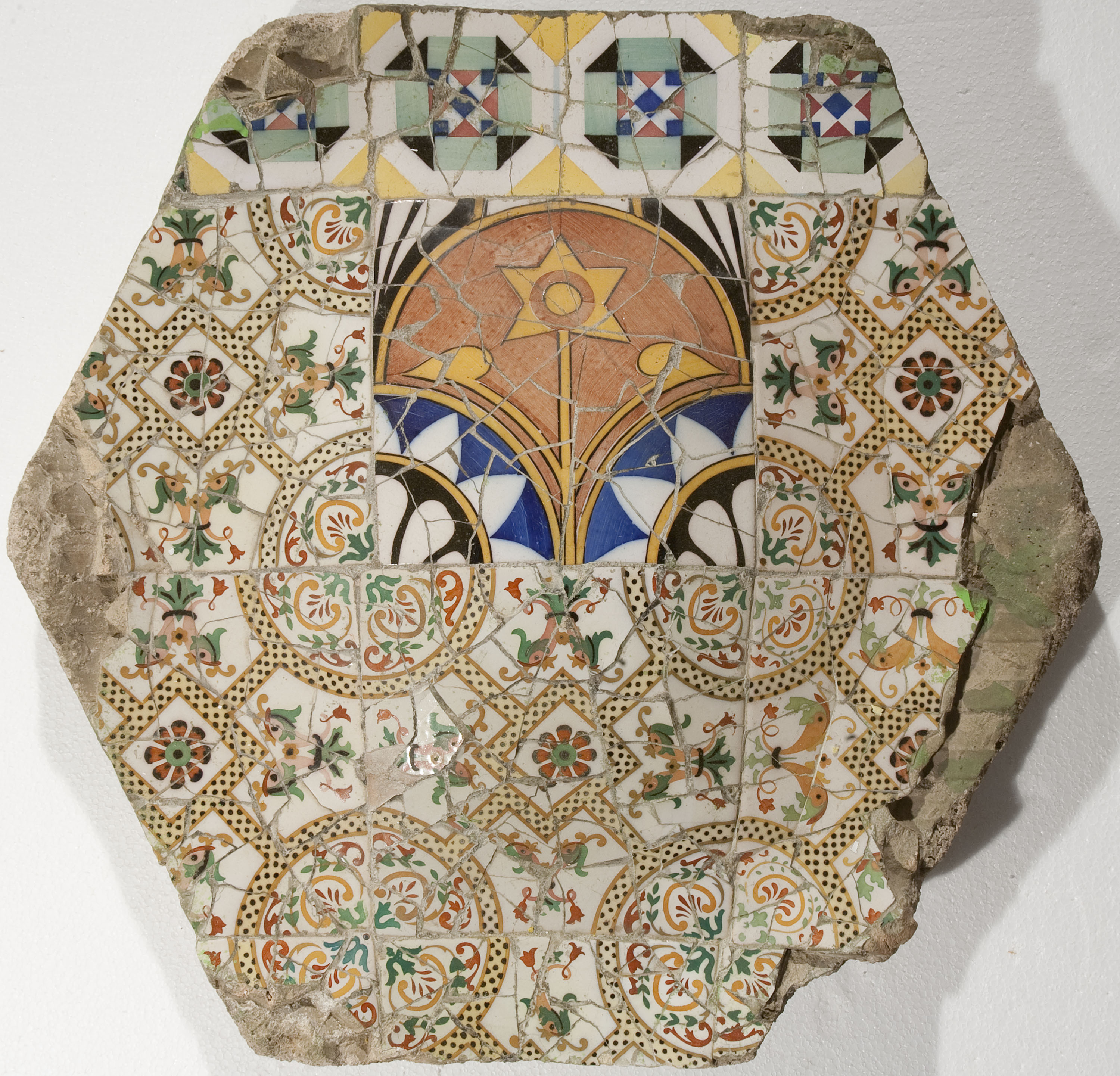 image for: Antoni Gaudí - Peça de trencadís per al Parc Güell - Cap a 1903