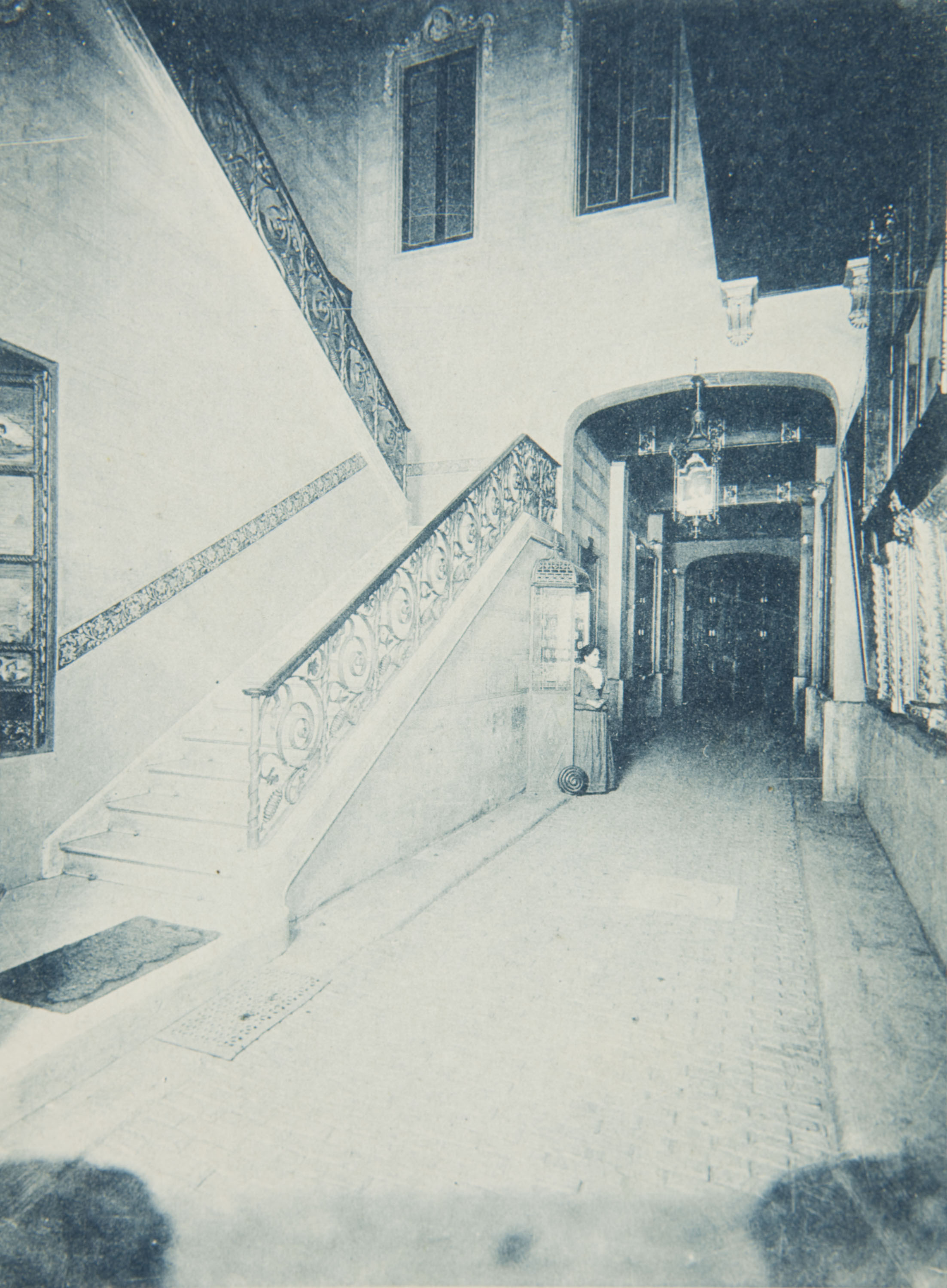 image for: Napoleón. Establecimiento de daguerrotipo y fotografía. Barcelona - Estudi Fotogràfic Napoleón. Vestíbul i escala principal - 1895