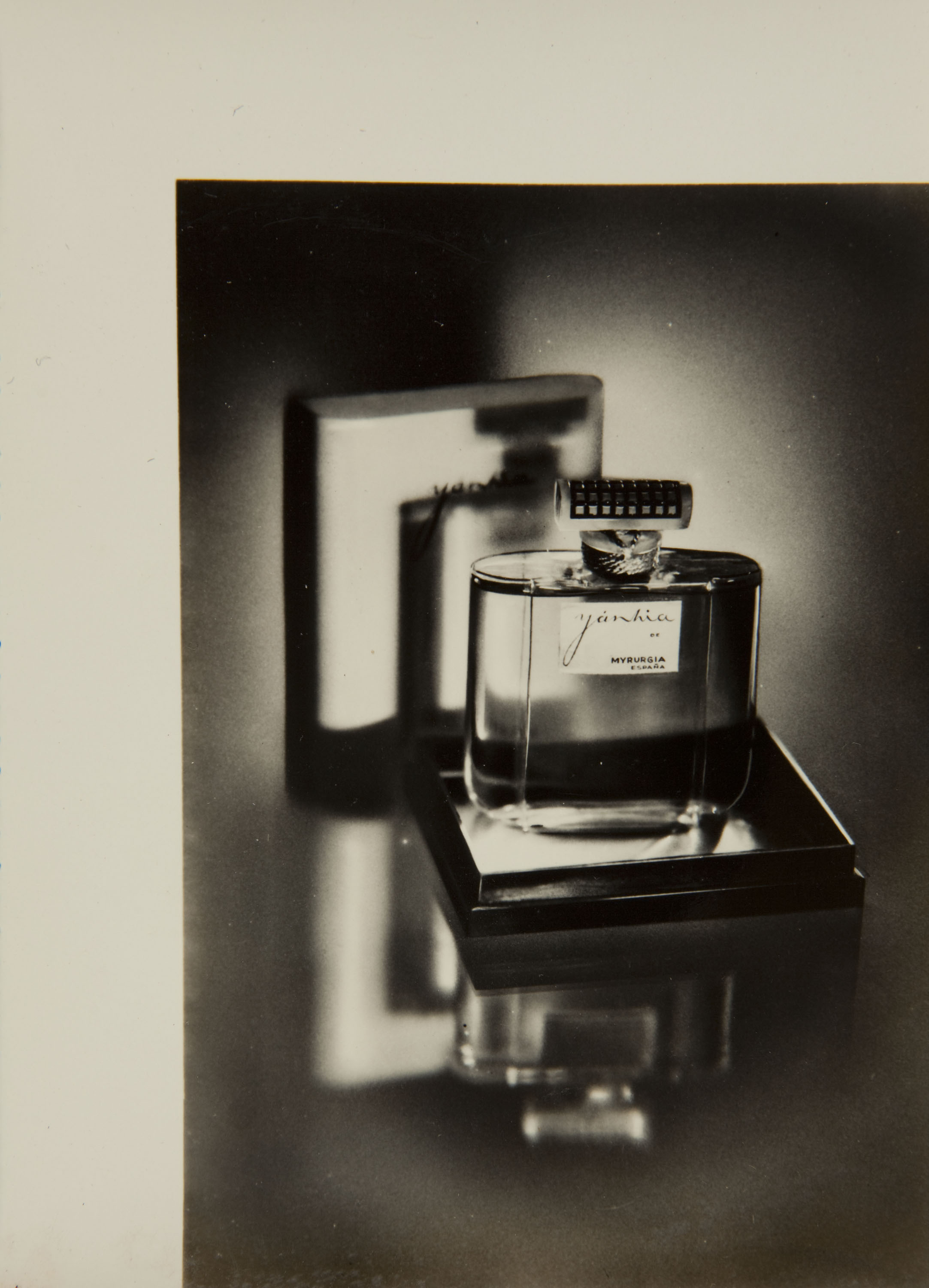 image for: Pere Català Pic - Fotografia publicitària per a Myrurgia. Colònia «Yánhia» - Cap a 1931