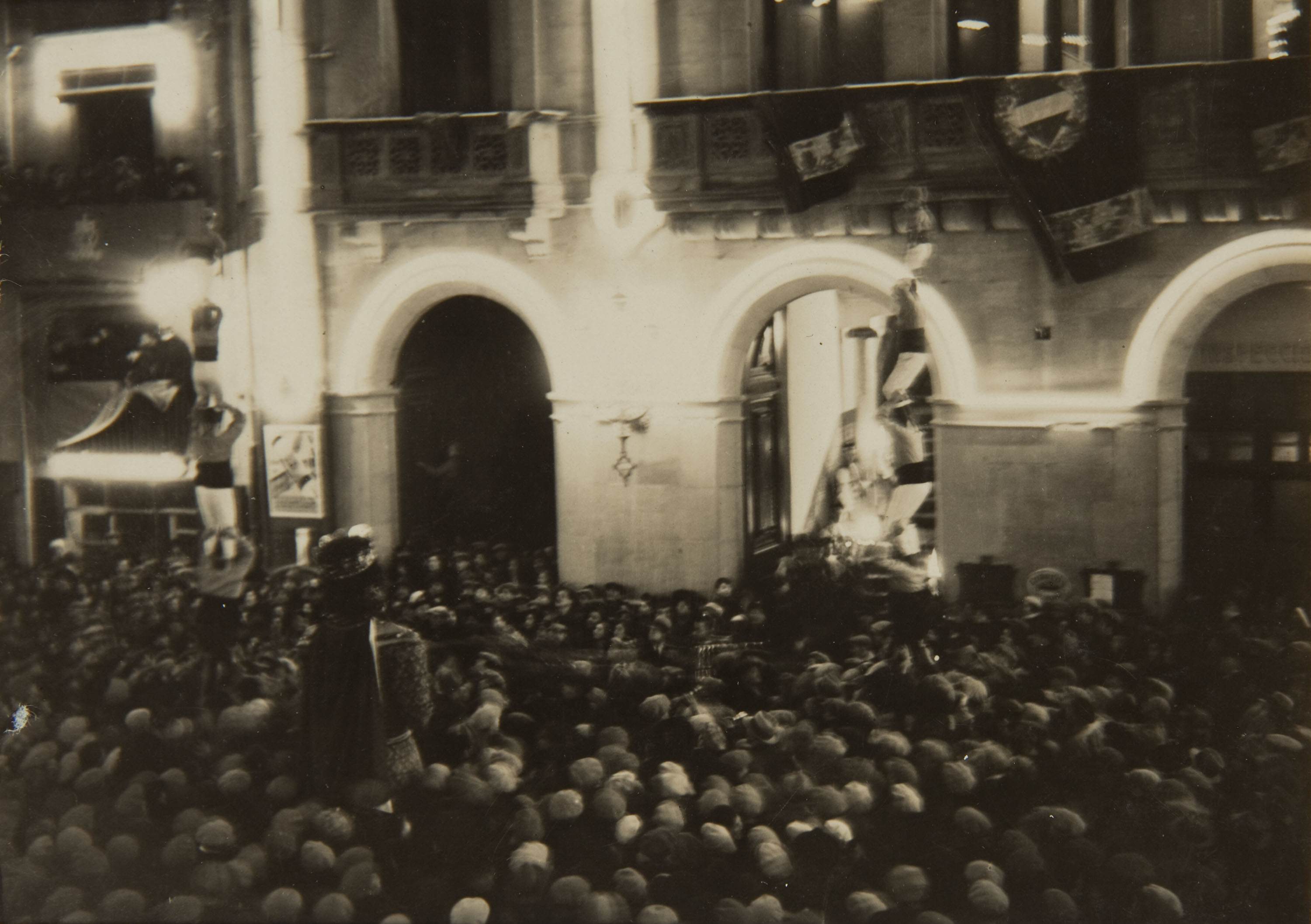 image for: Pere Català Pic - Sortida de Completes. Per primera vegada l&#039;objectiu fotogràfic ha pogut impressionar de nit tan bell espectacle - 1931