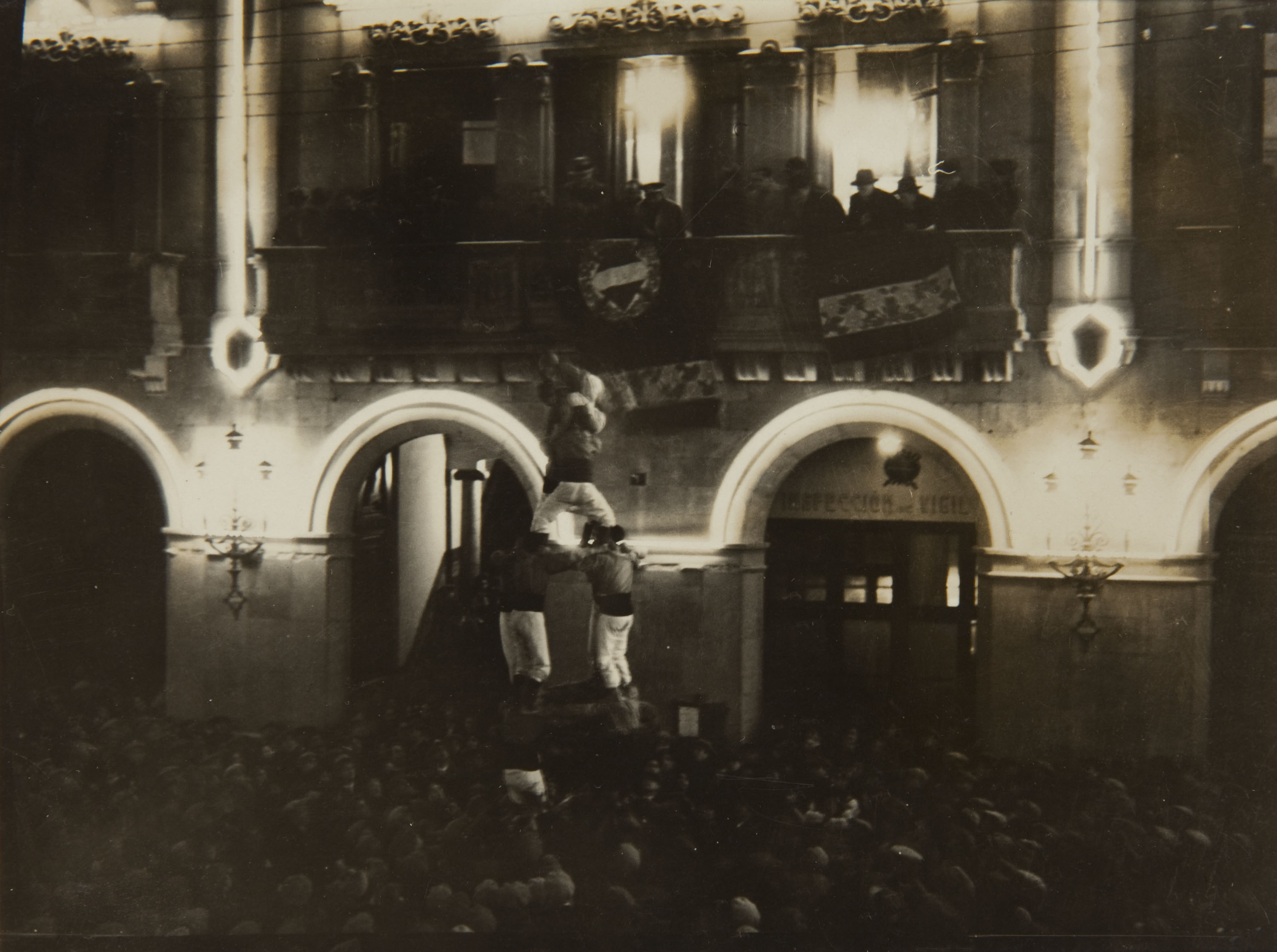 image for: Pere Català Pic - Sortida de Completes. Per primera vegada l&#039;objectiu fotogràfic ha pogut impressionar de nit tan bell espectacle - 1931